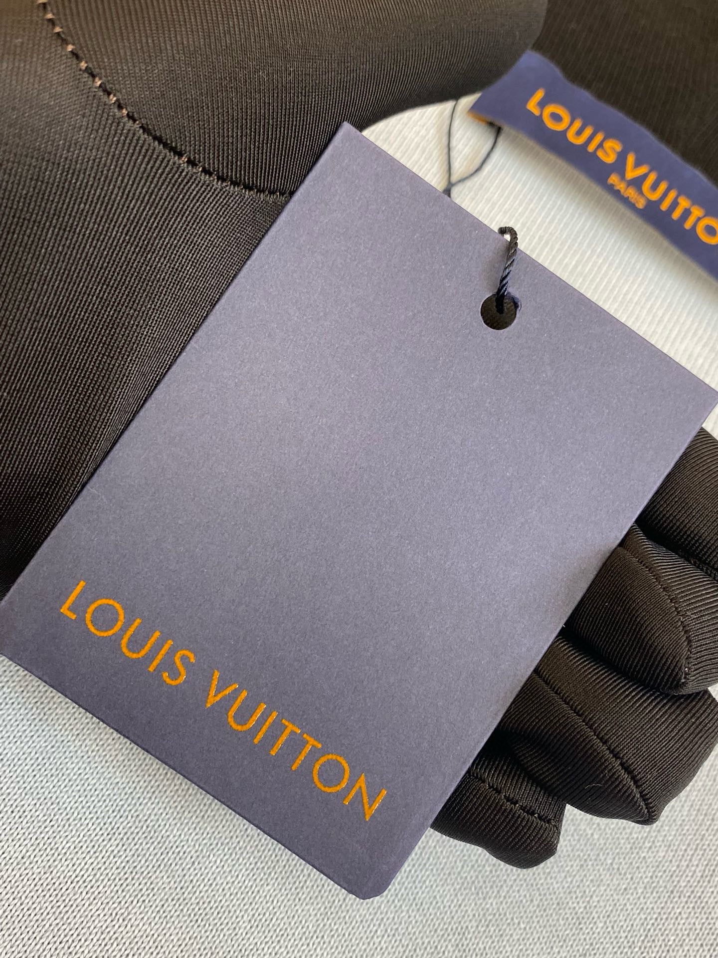 LOU HOODIE