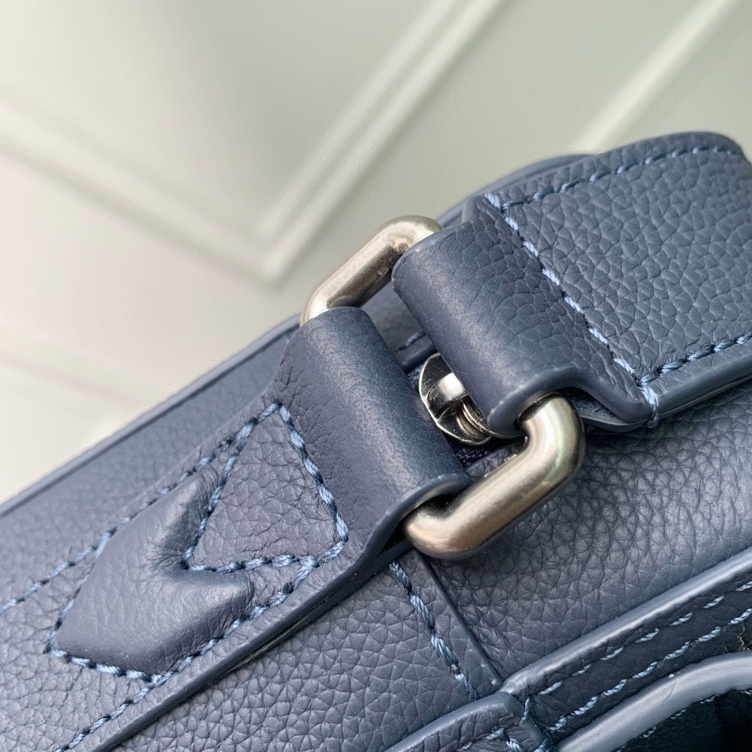 LOU BOARDING MESSENGER BAG