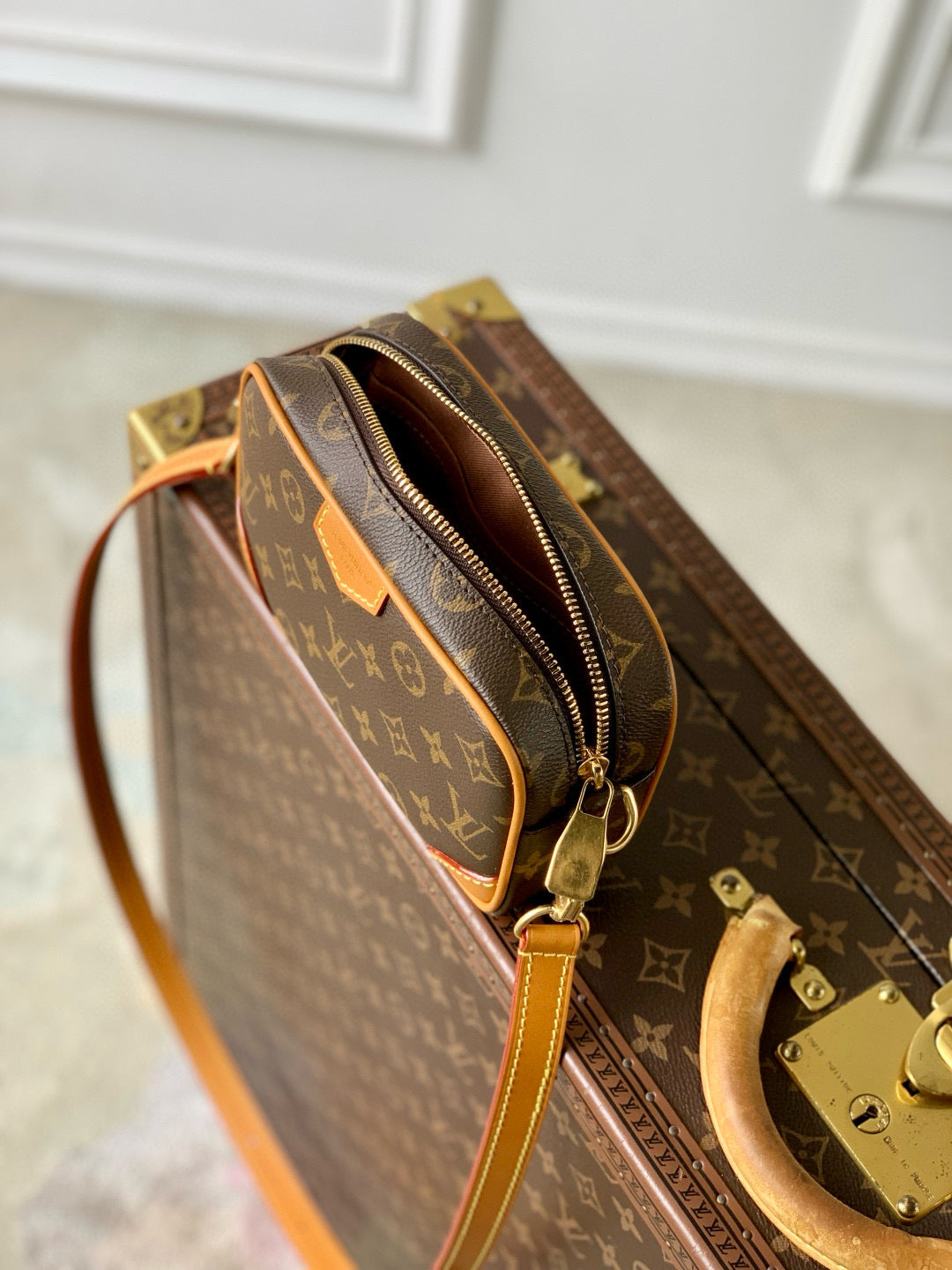 LOU TROCADERO WEARABLE WALLET