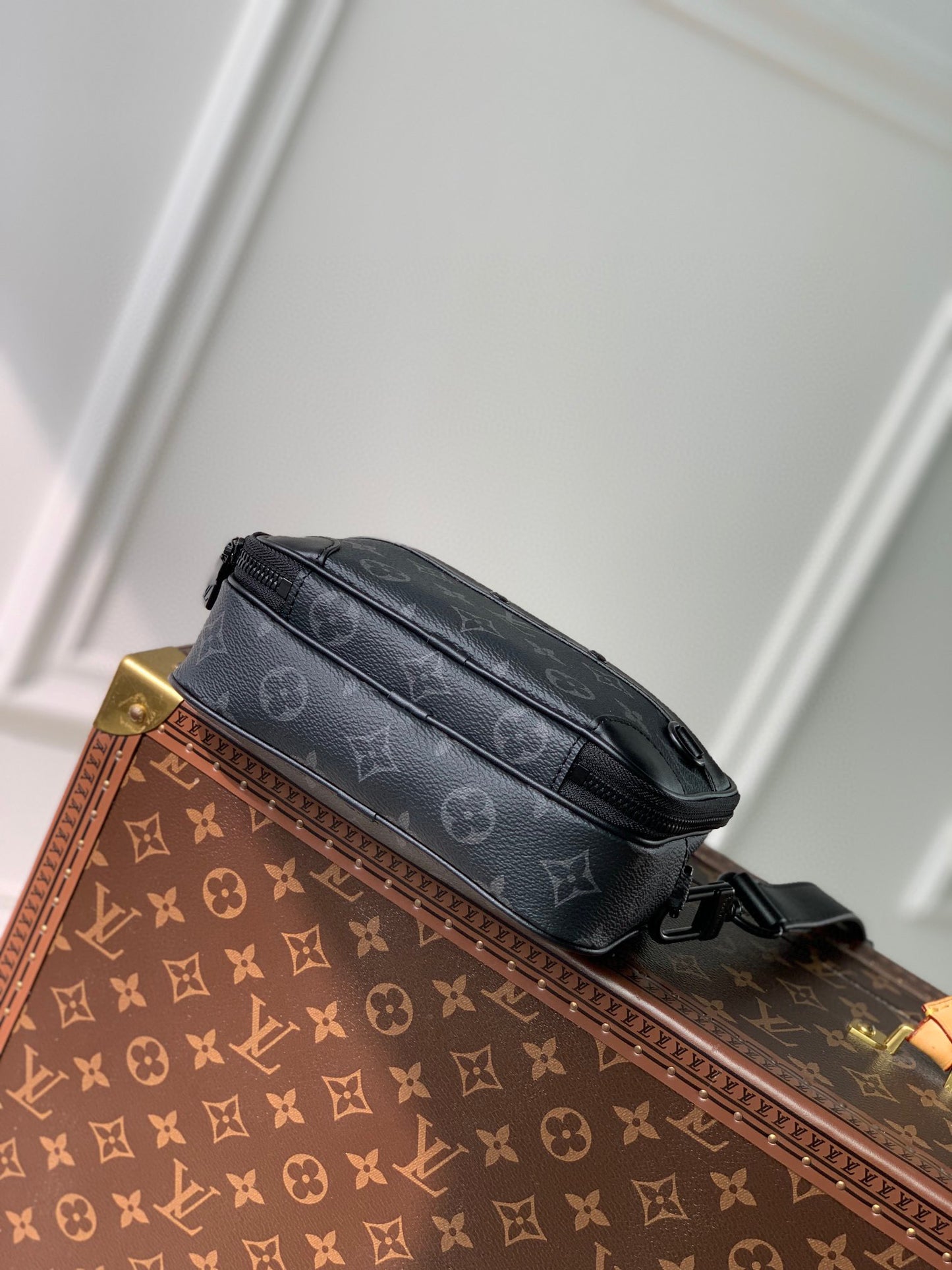 LOU ALPHA WEARABLE WALLET