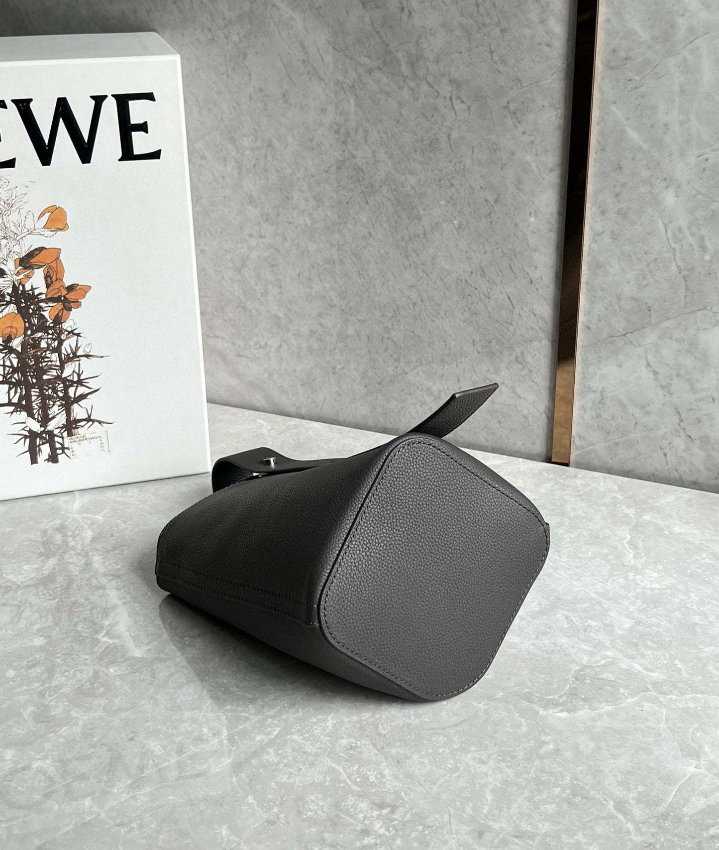 LOEW MINI PEBBLE BUCKET BAG