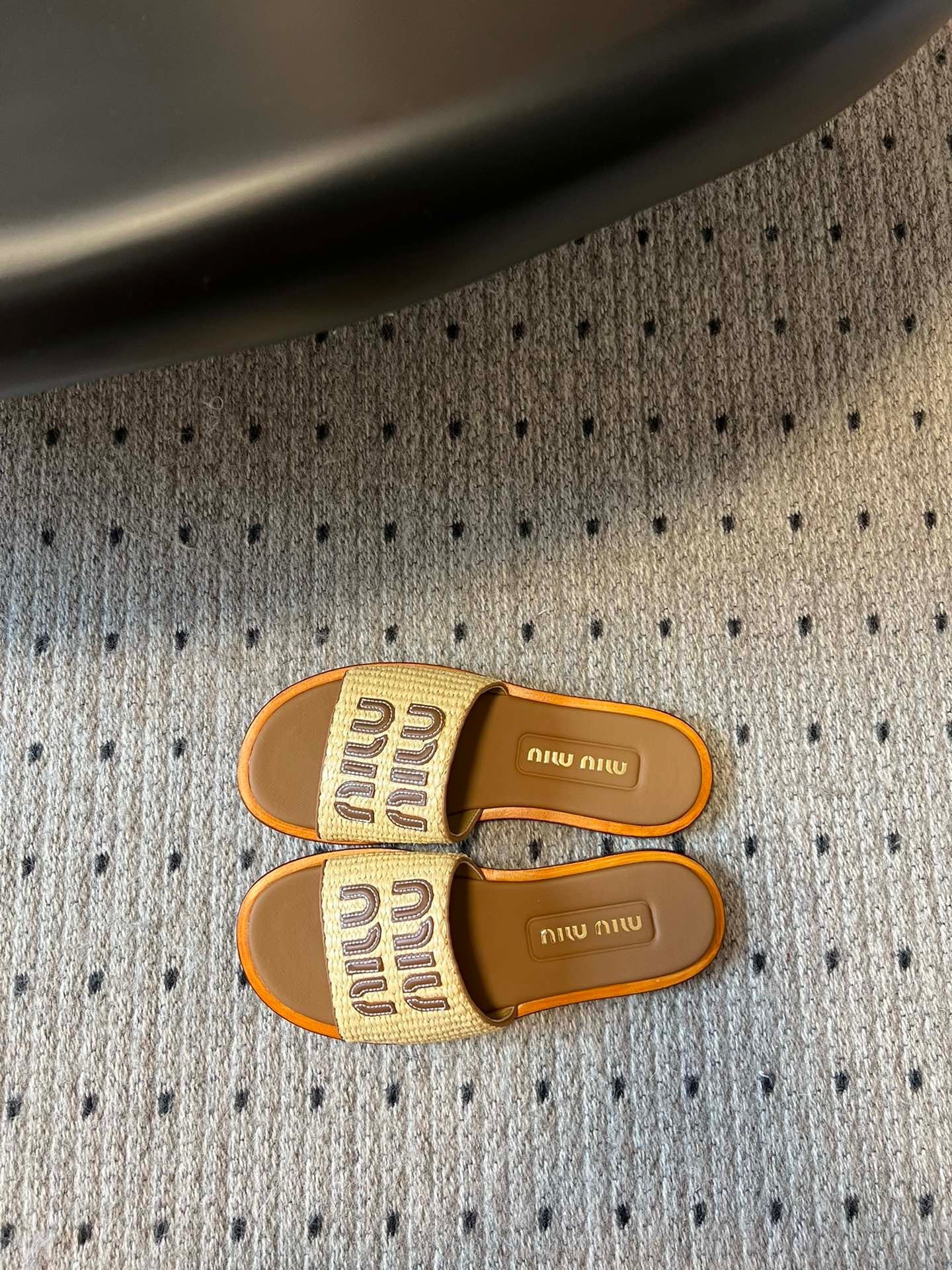 MIU M SLIDES