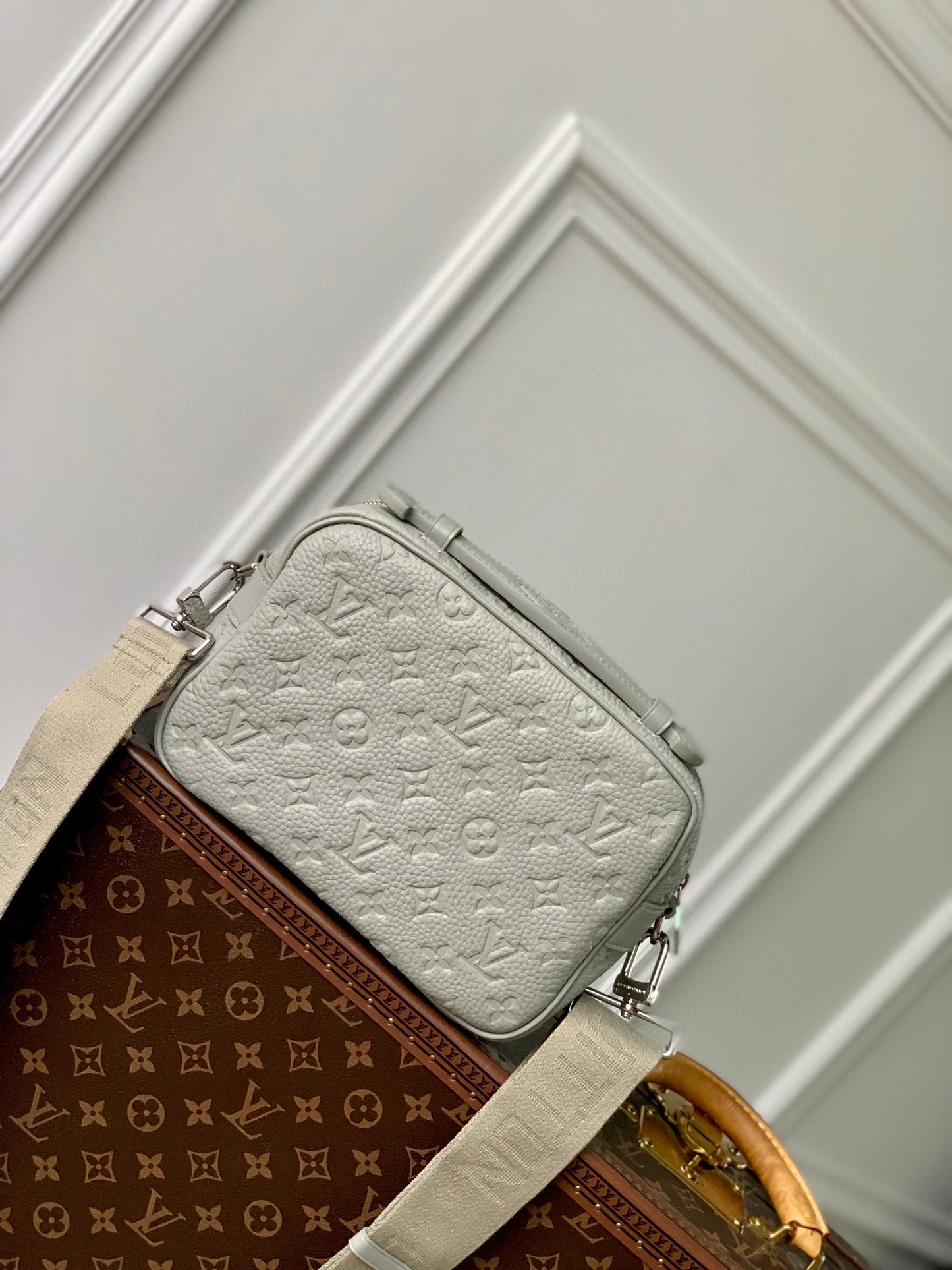LOU S-LOCK MESSENGER BAG