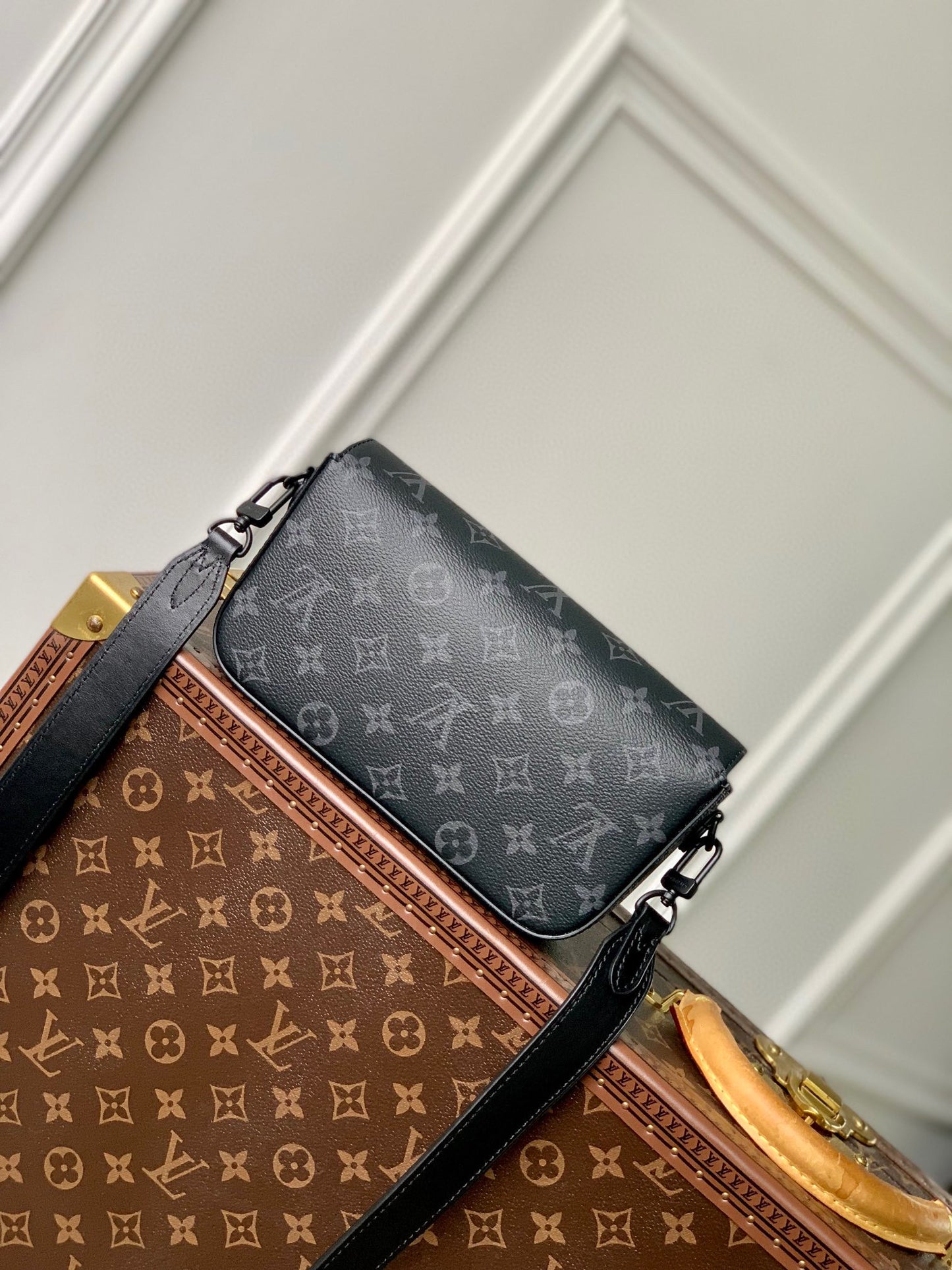 LOU MONTSOURIS WEARABLE WALLET
