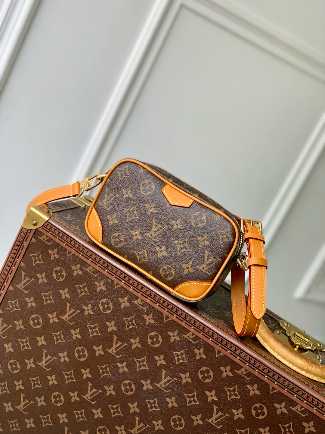 LOU TROCADERO WEARABLE WALLET