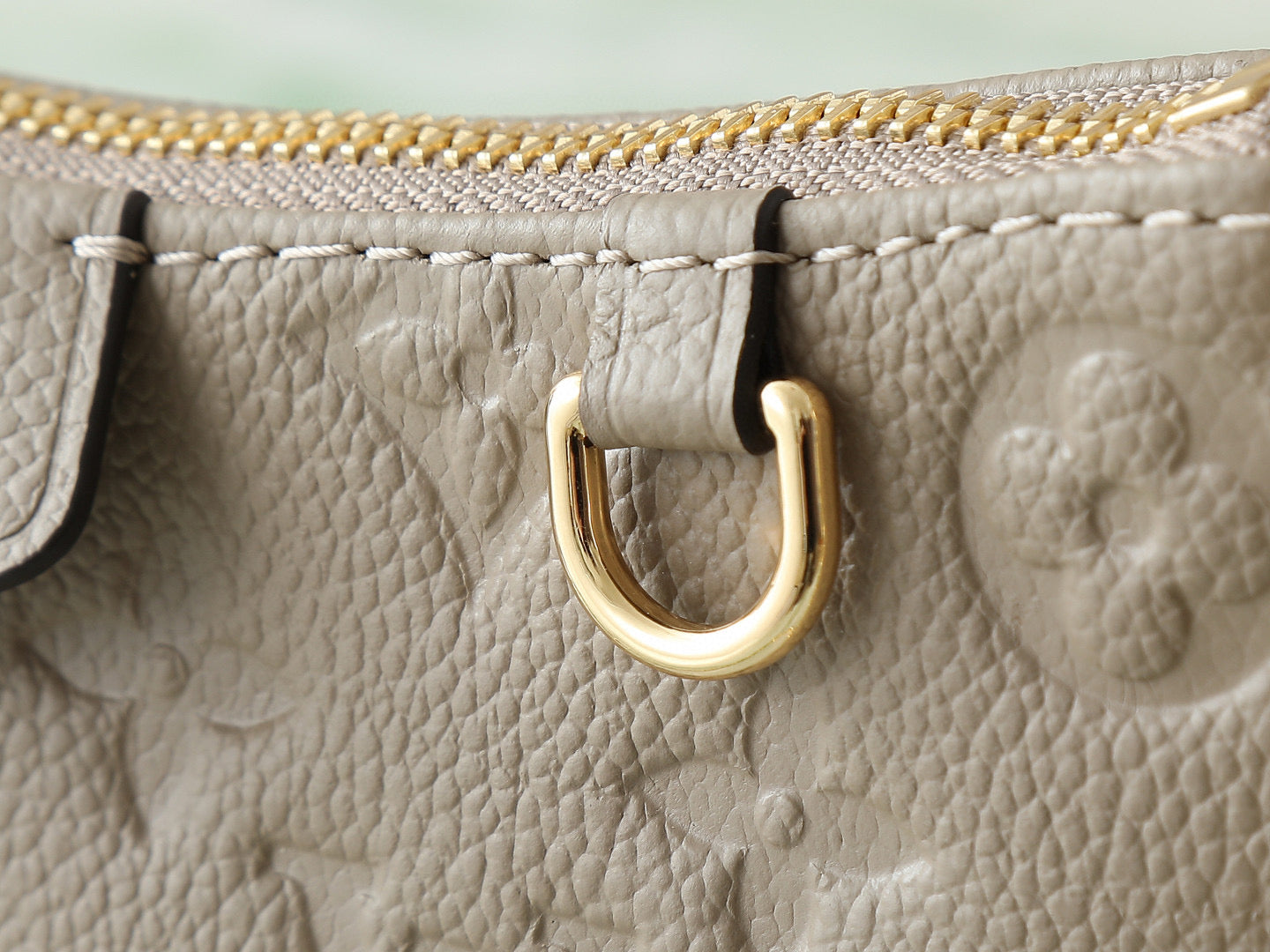 LOU EASY POUCH ON STRAP