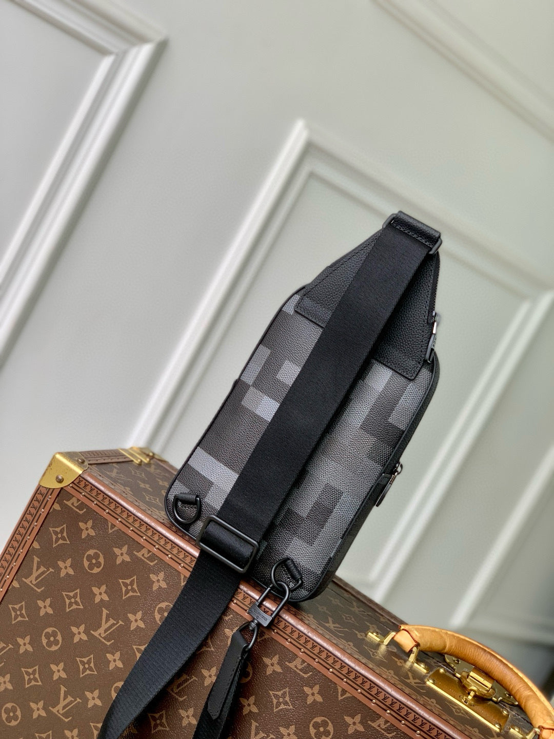 LOU AVENUE SLINGBAG