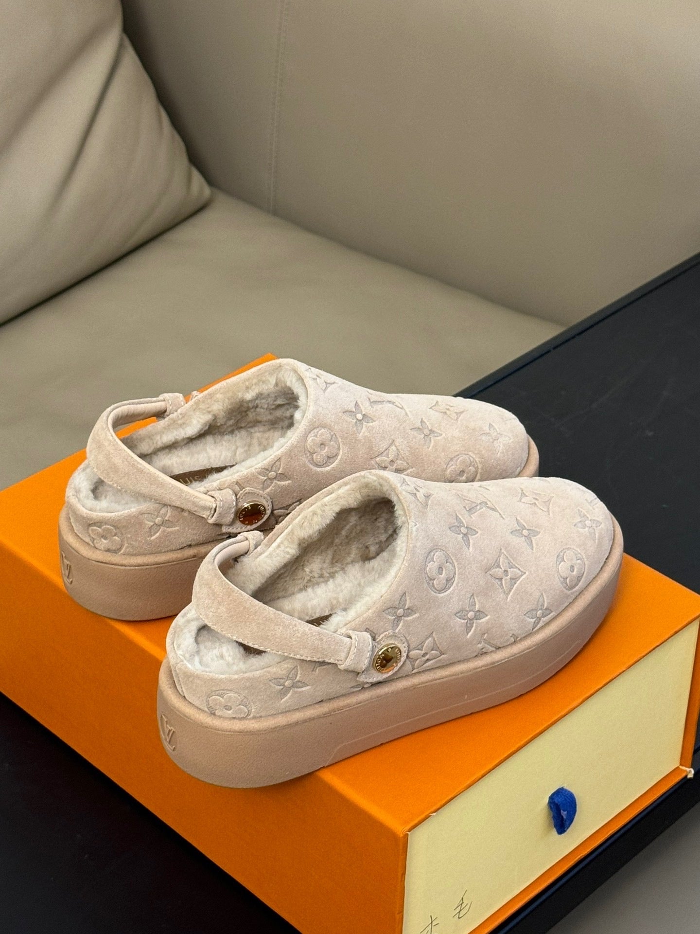 LOU ASPEN CLOGS