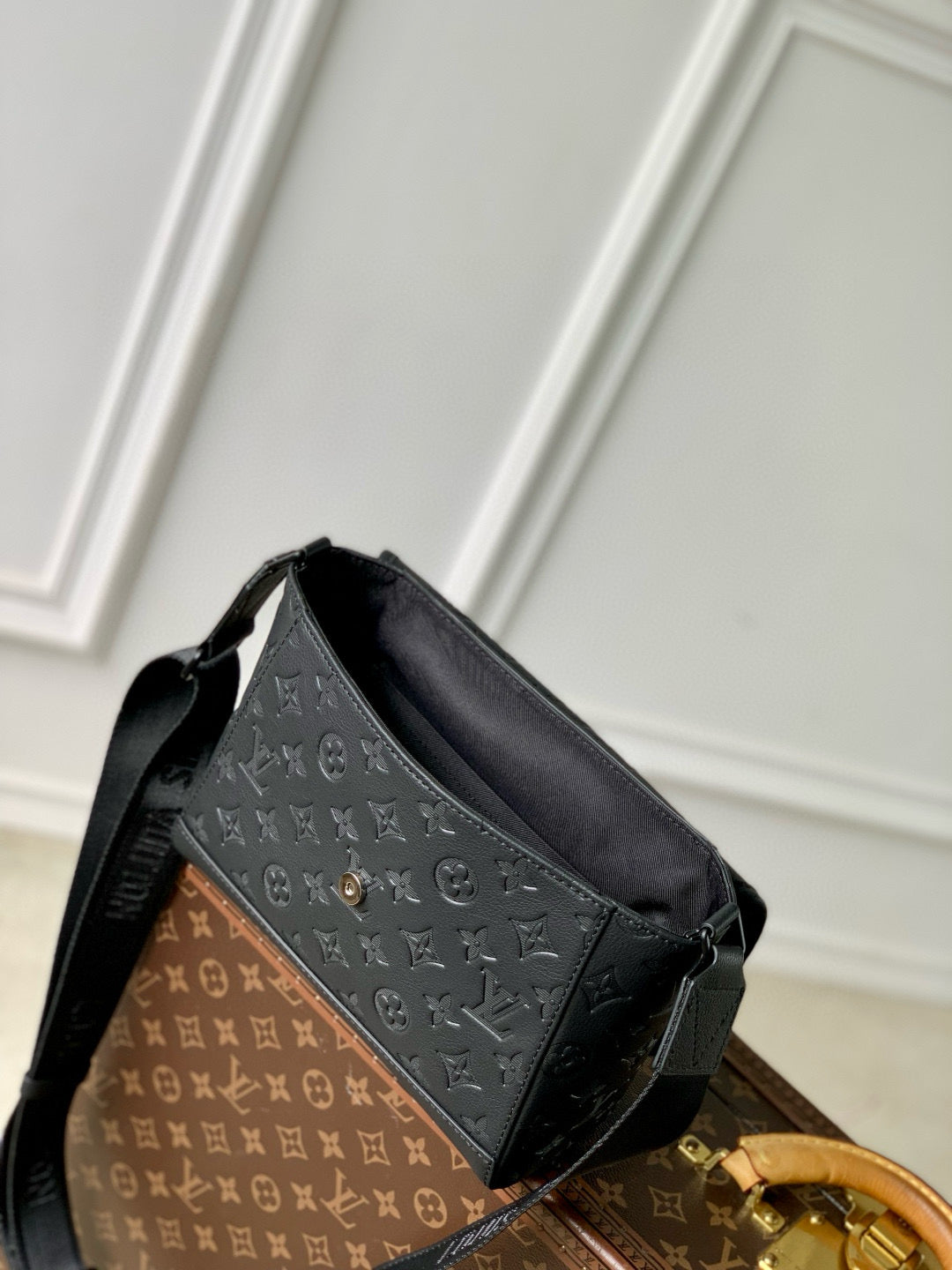 LOU PULSE MESSENGER BAG
