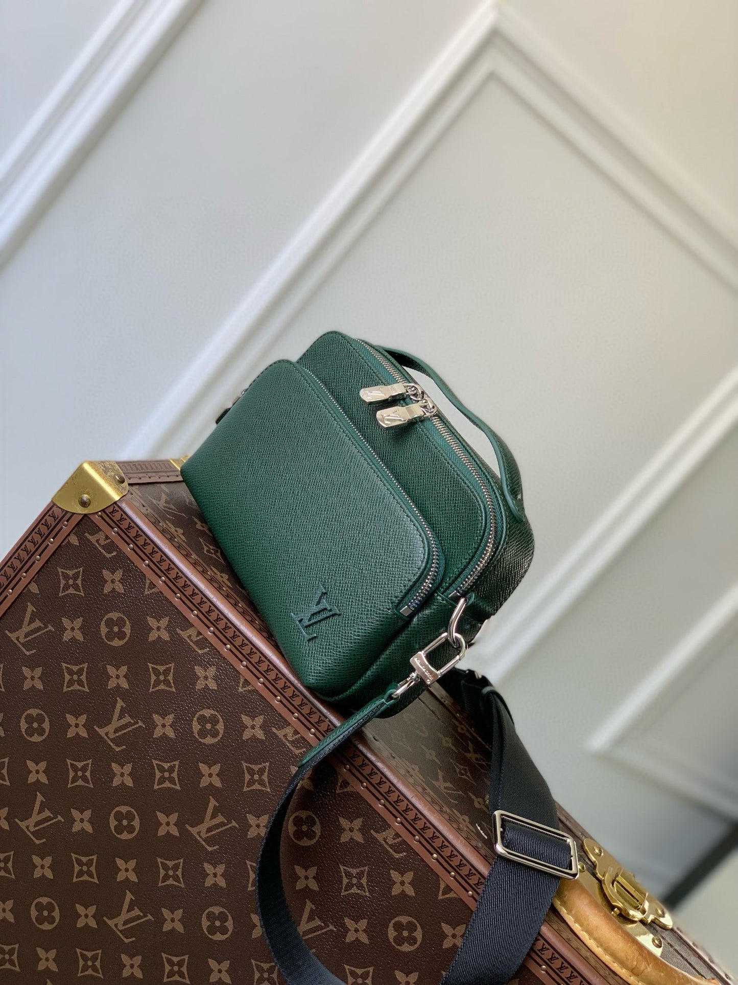 LOU AVENUE MESSENGER BAG
