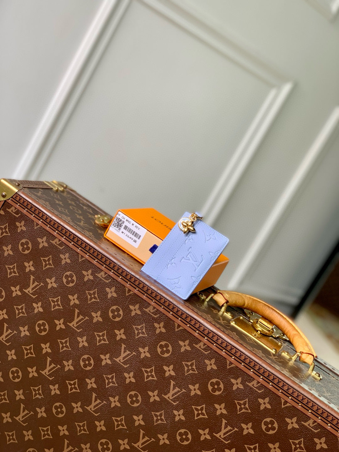 LOU CHARMS CARD HOLDER