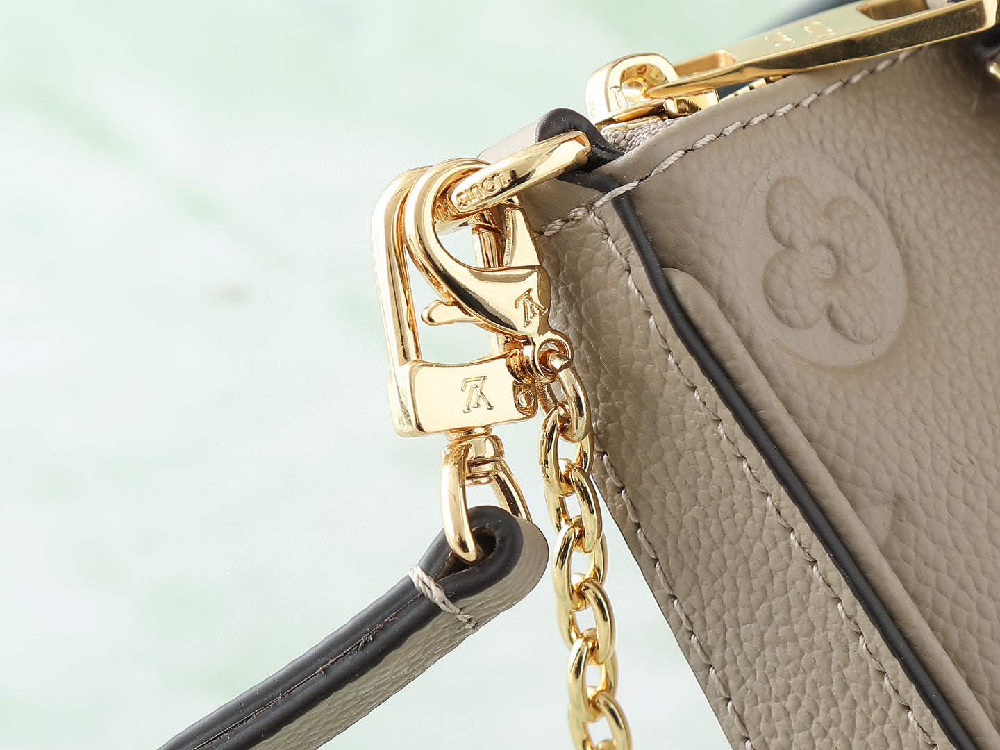 LOU EASY POUCH ON STRAP