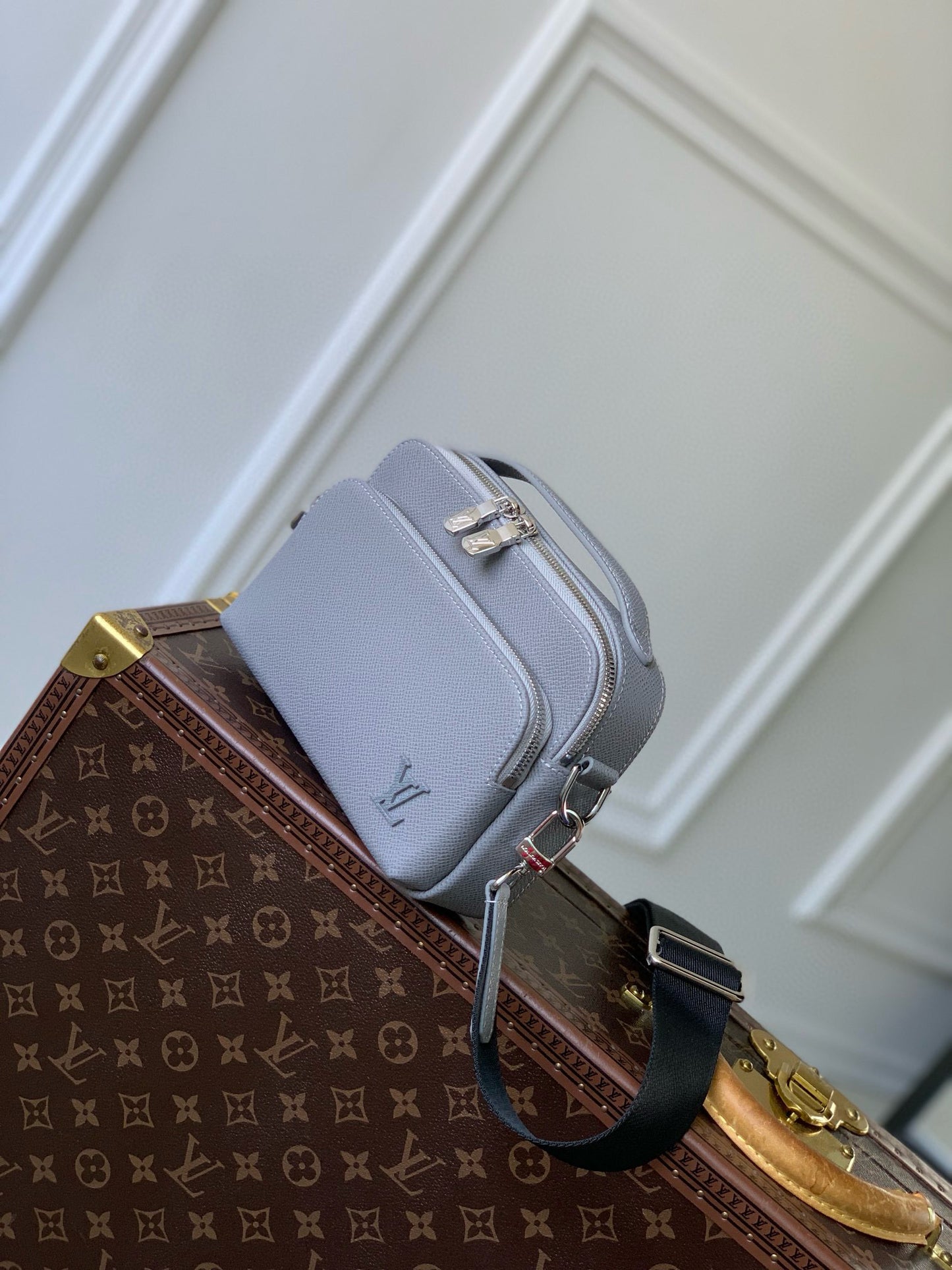 LOU AVENUE MESSENGER BAG