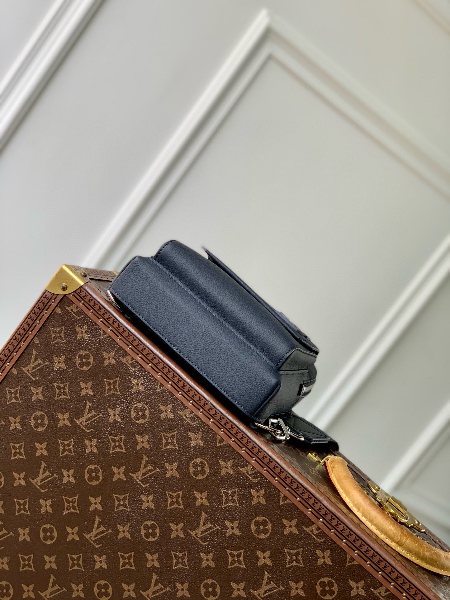 LOU PILOT SLINGBAG