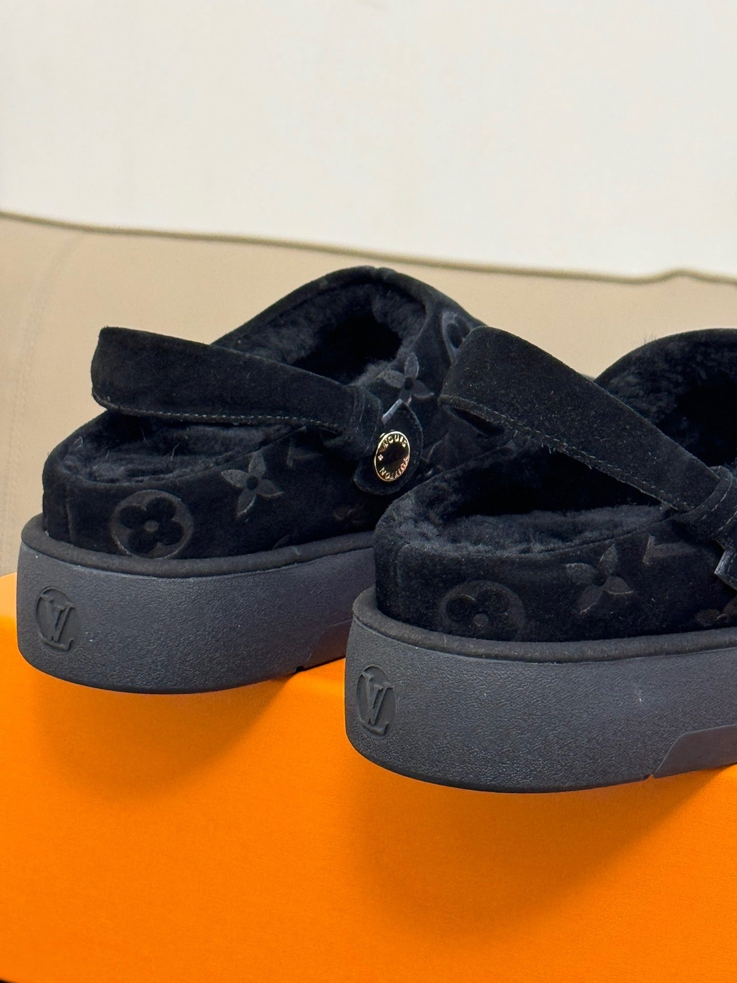 LOU ASPEN CLOGS