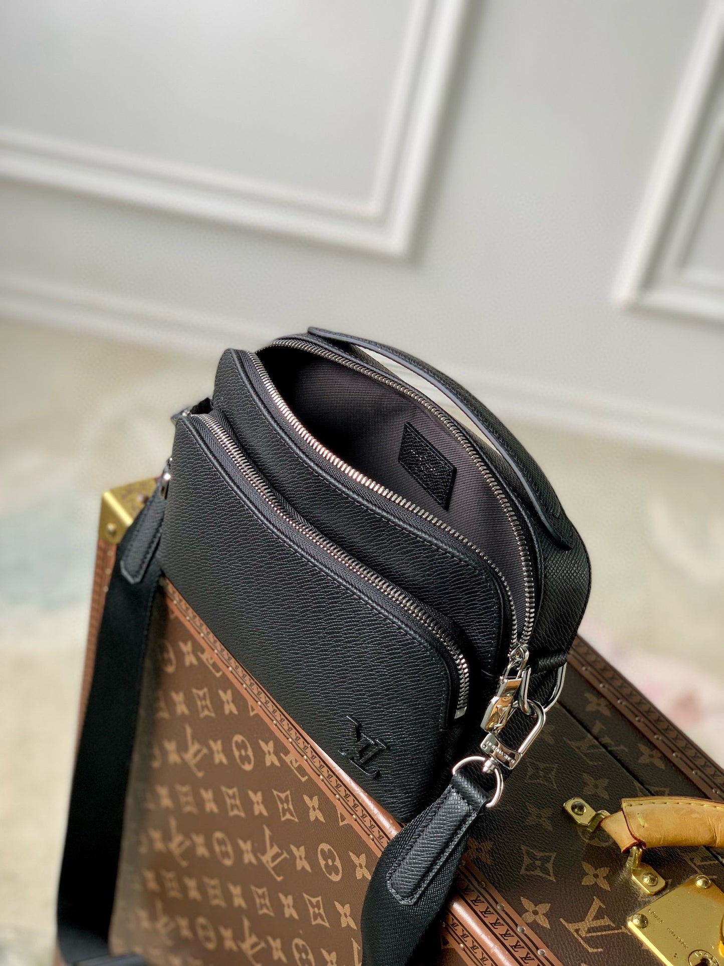 LOU AVENUE MESSENGER BAG