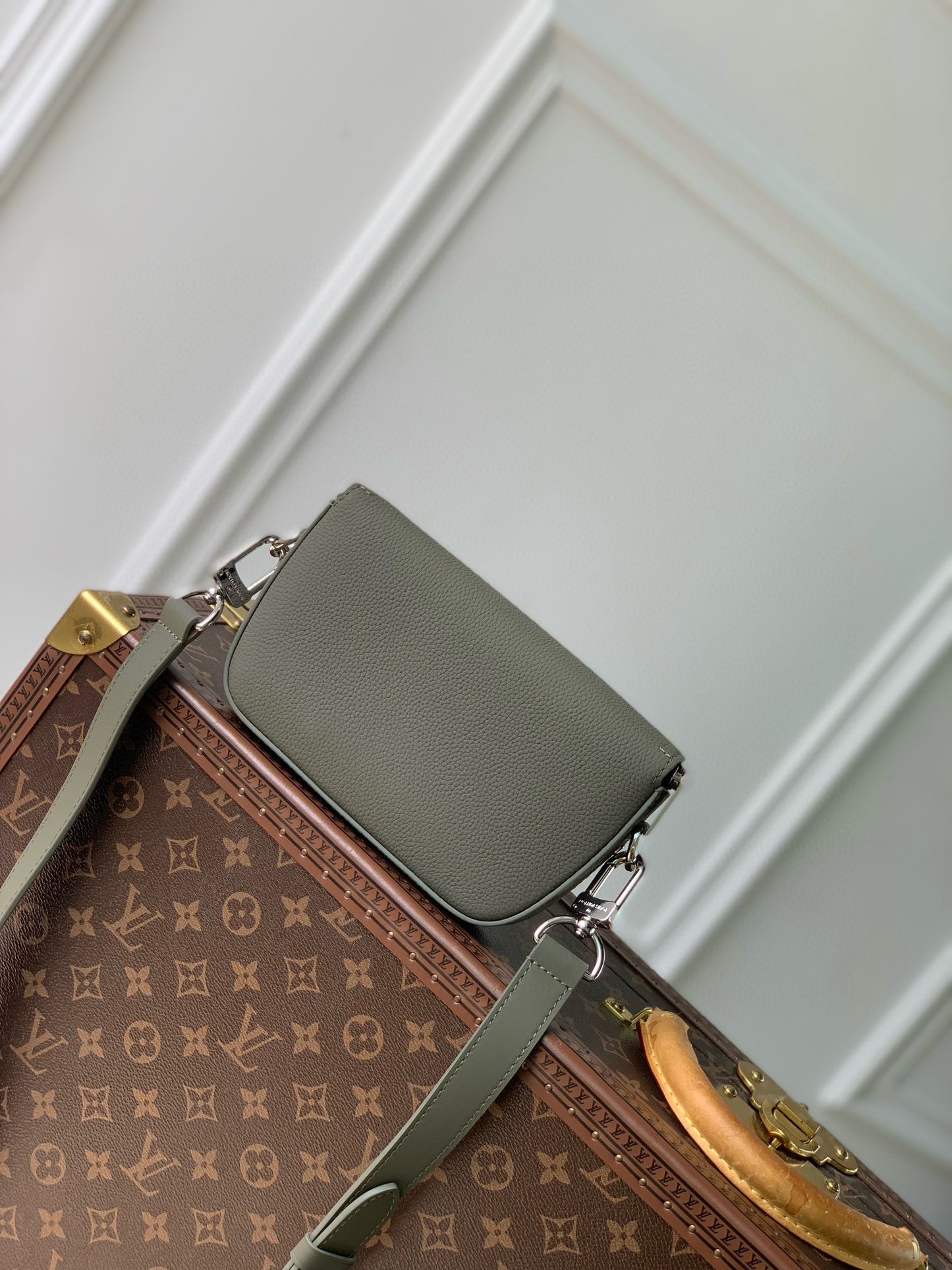 LOU PILOT WEARABLE WALLET