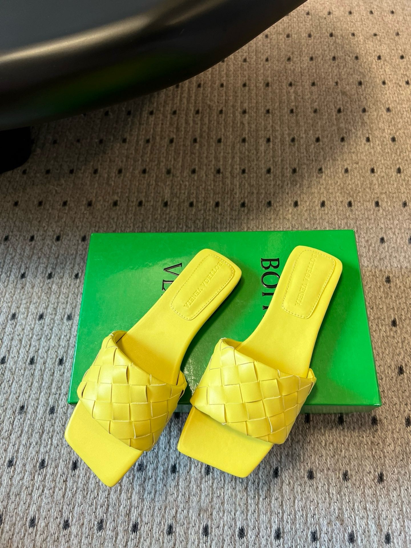 BOTT V SANDALS