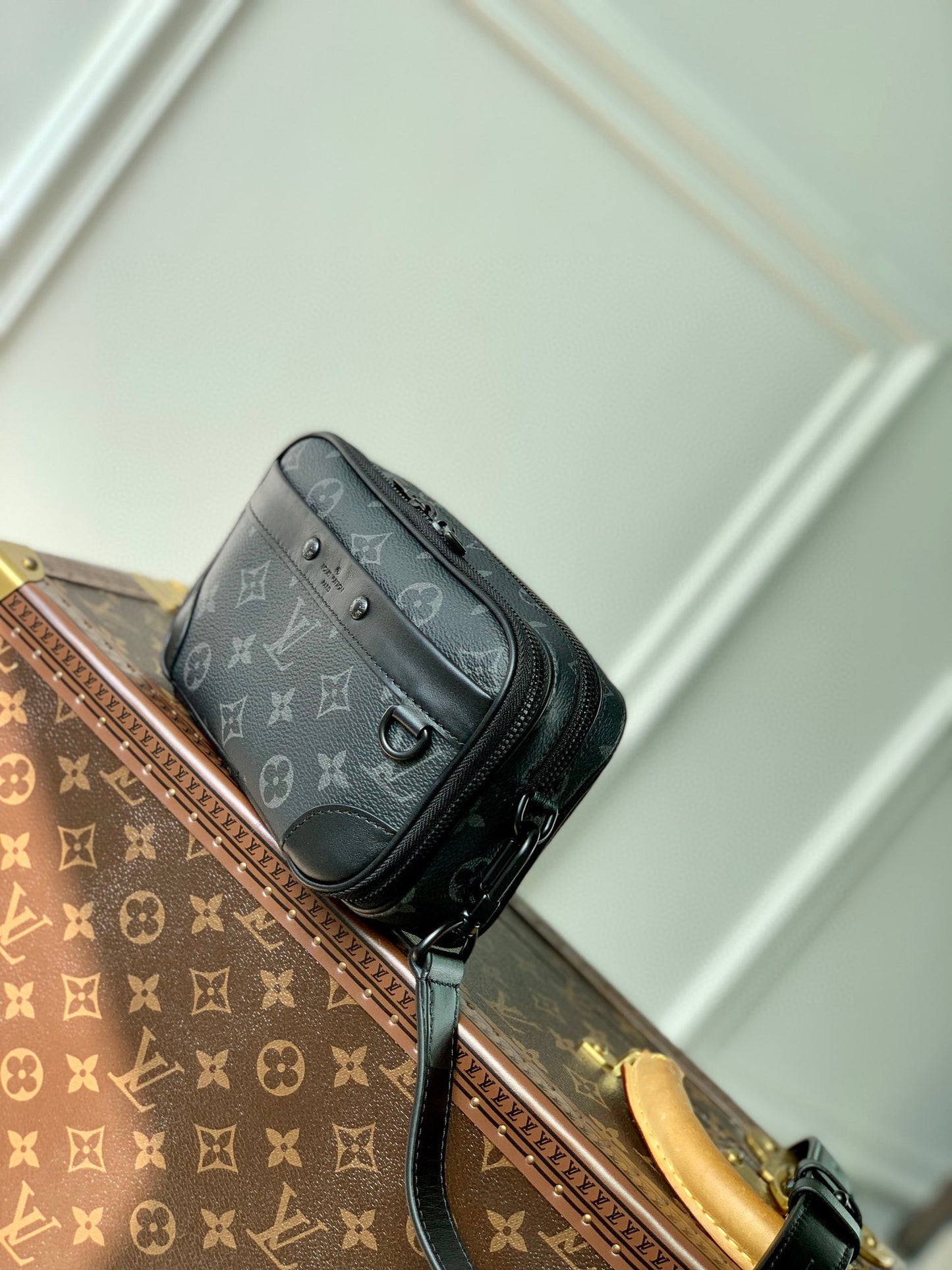 LOU ALPHA WEARABLE WALLET