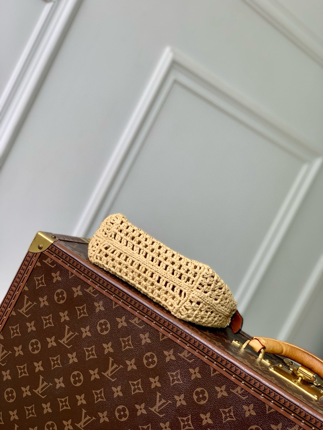 LOU HILLS POCHETTE BAG