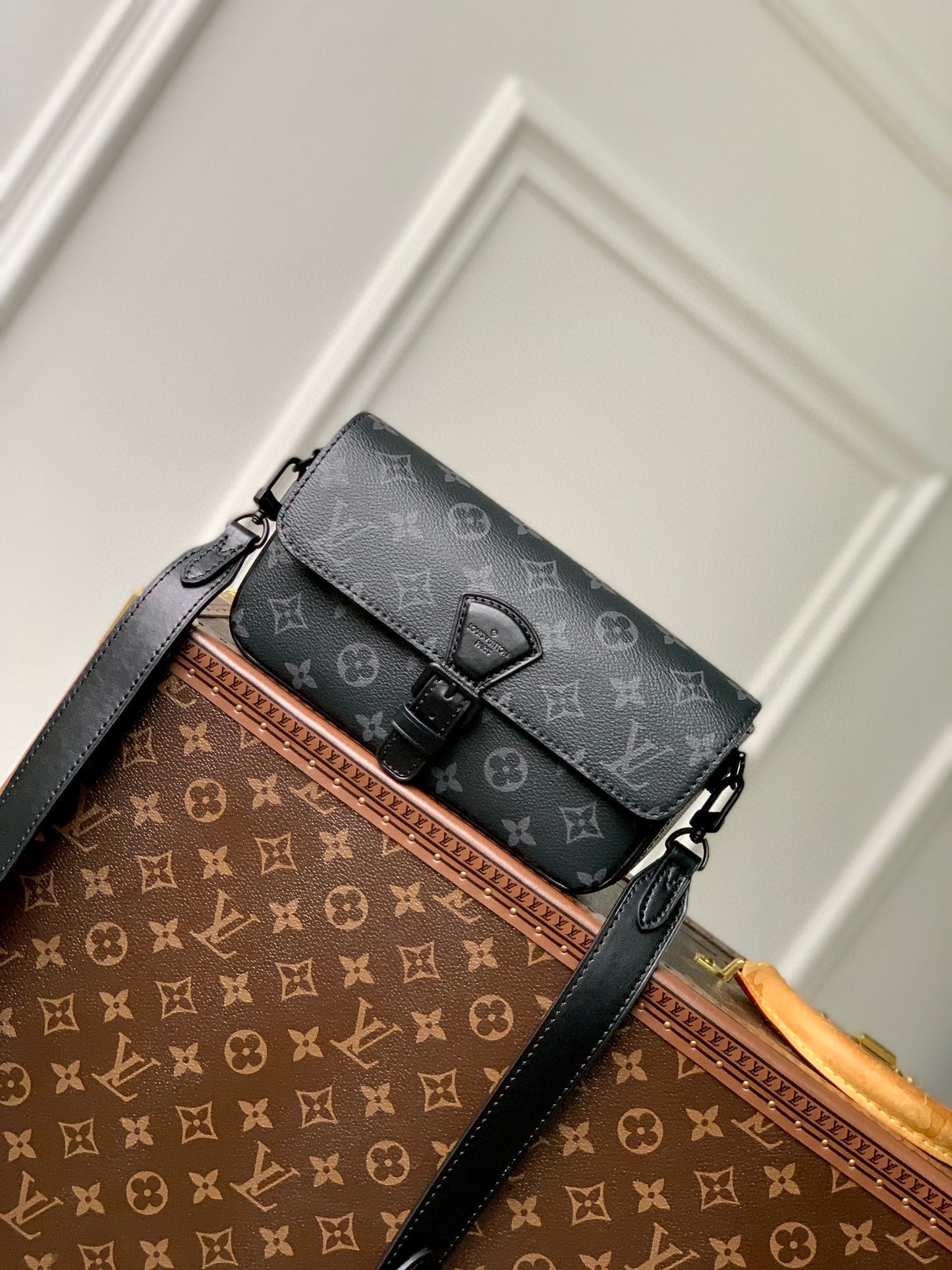 LOU MONTSOURIS WEARABLE WALLET
