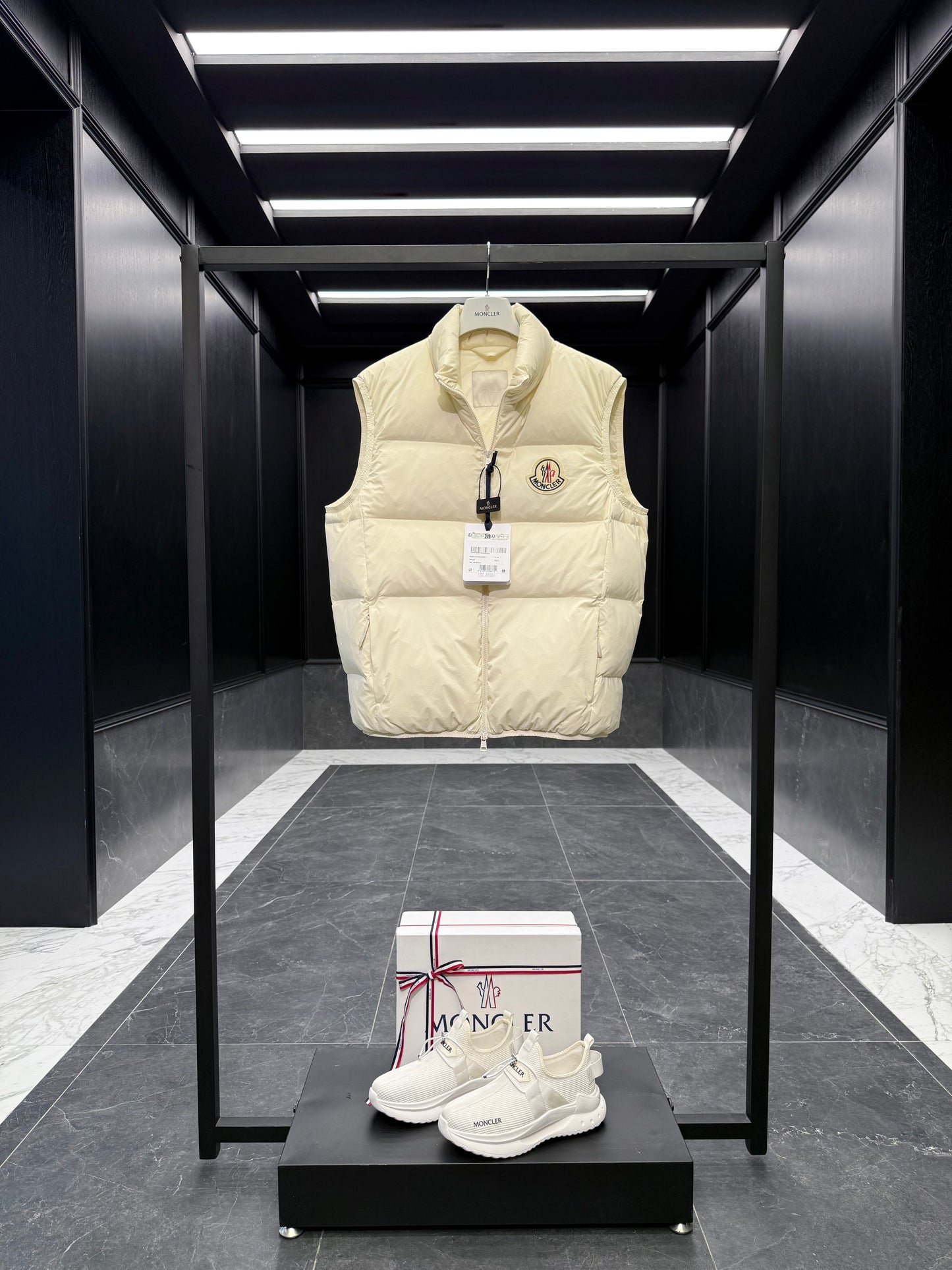 MONC ALMAZ VEST