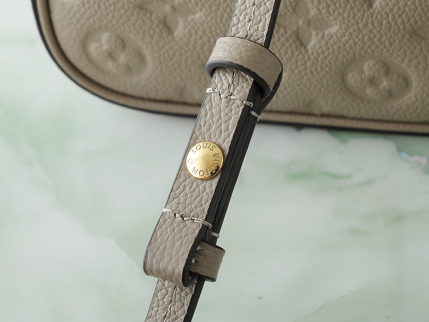 LOU EASY POUCH ON STRAP