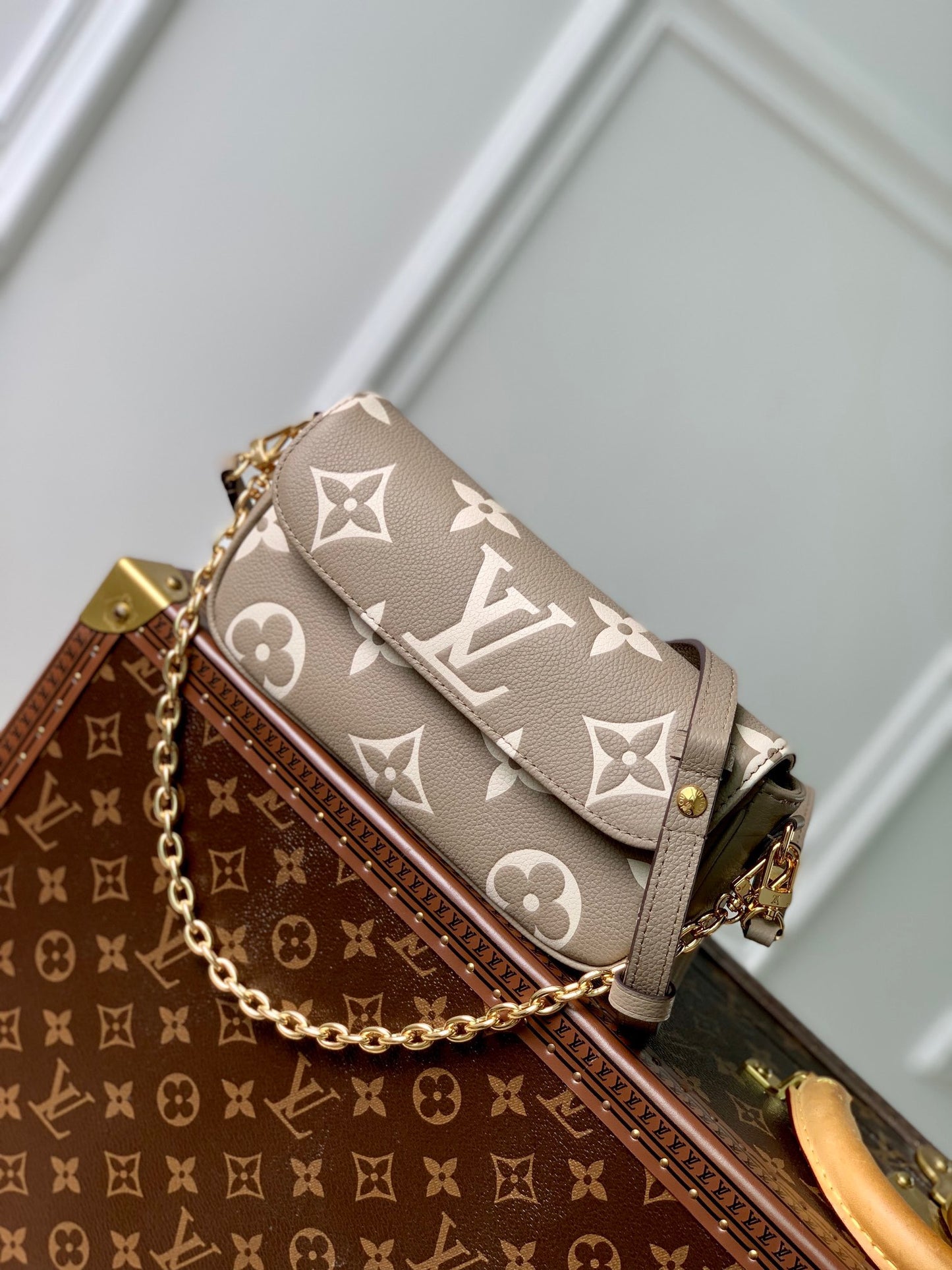 LOU IVY WALLET ON CHAIN BAG