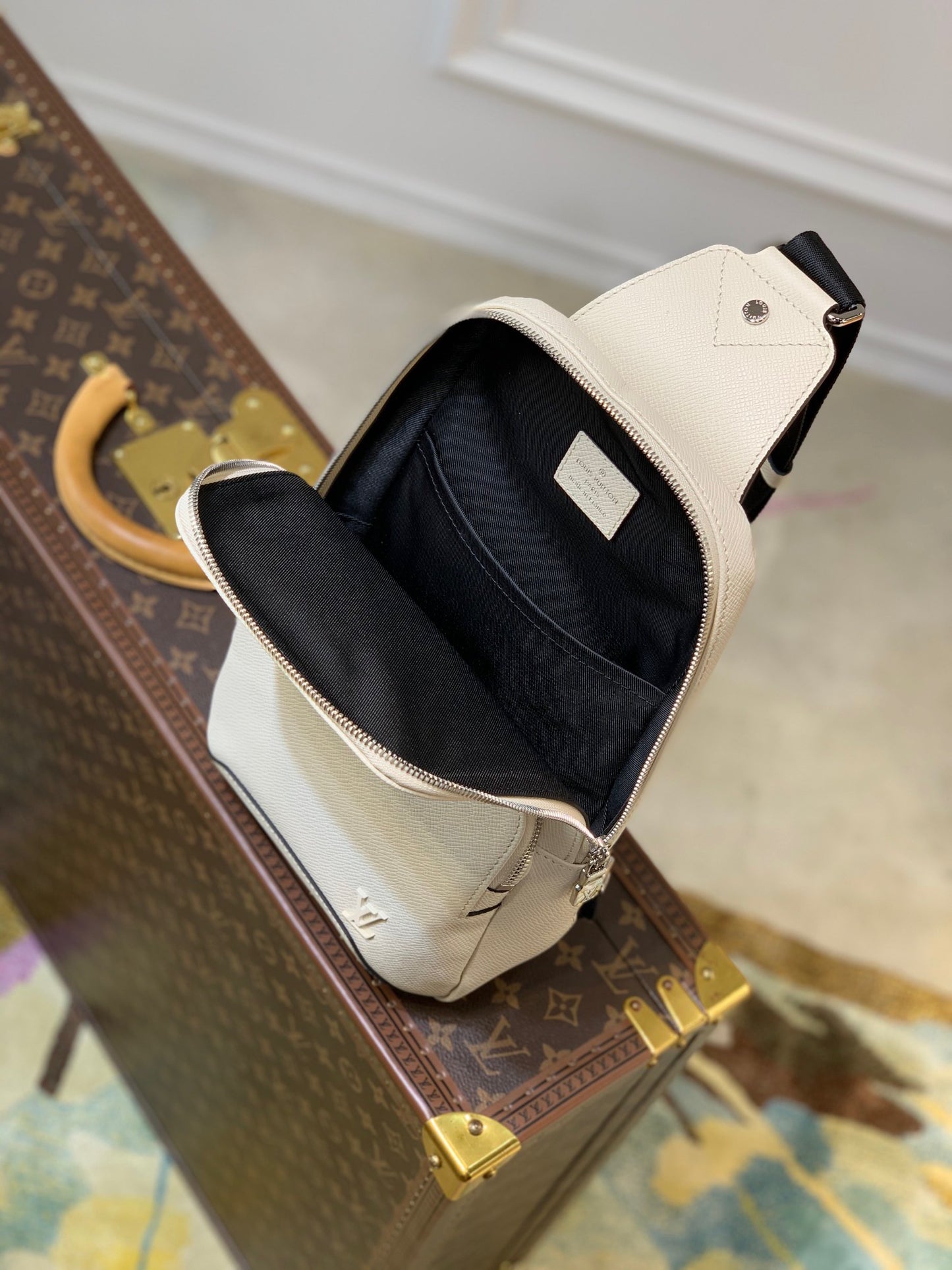LOU AVENUE SLING BAG