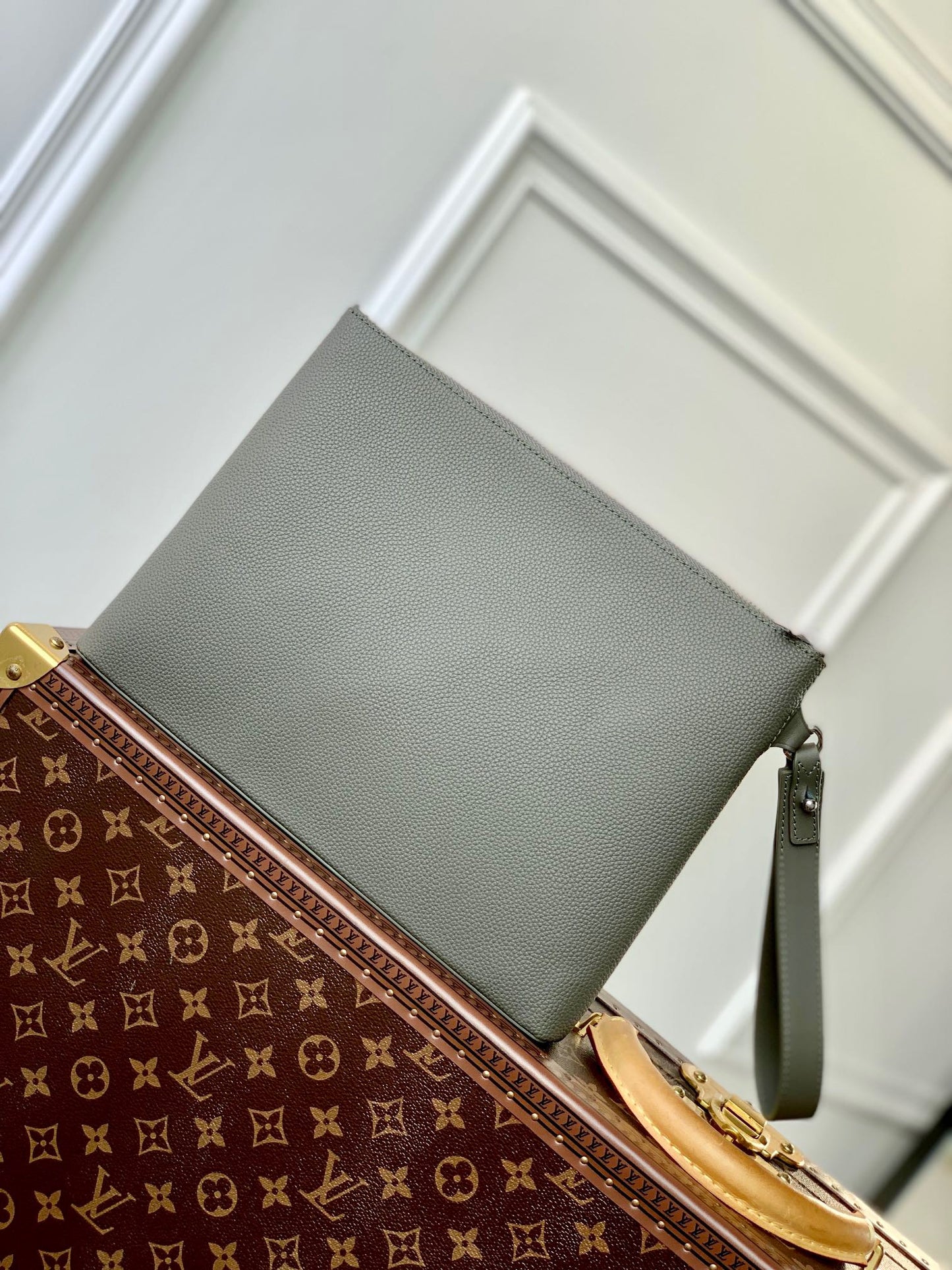 LOU TAKEOFF POUCH