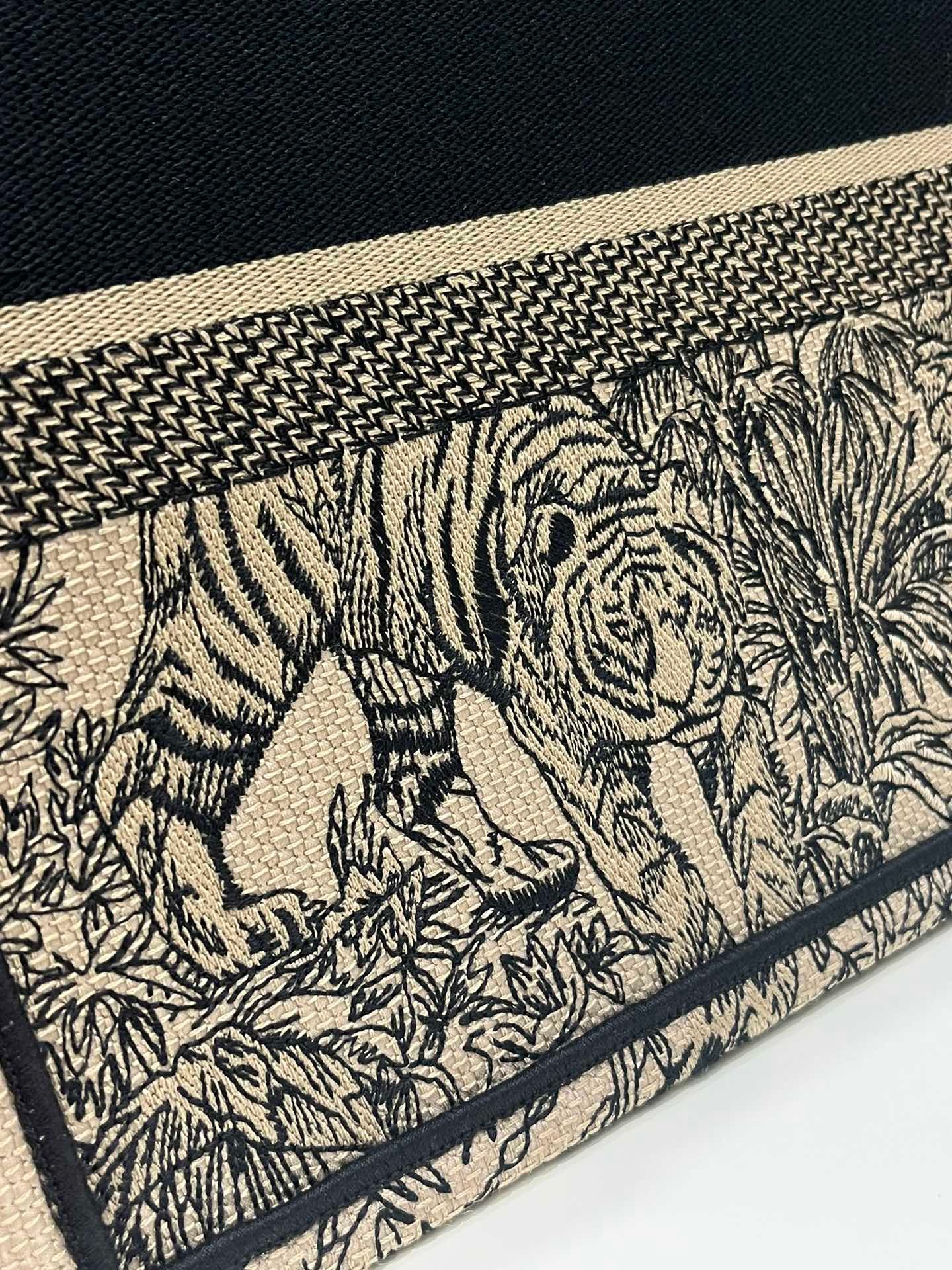 CD MEDIUM BOOK TOTE BAG
