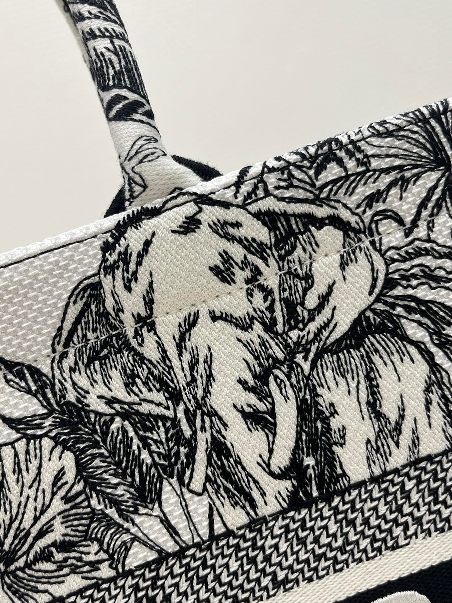 CD MEDIUM BOOK TOTE BAG