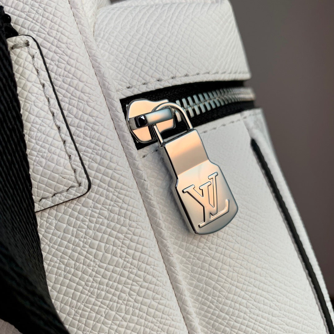 LOU OUTDOOR MESSENGER BAG