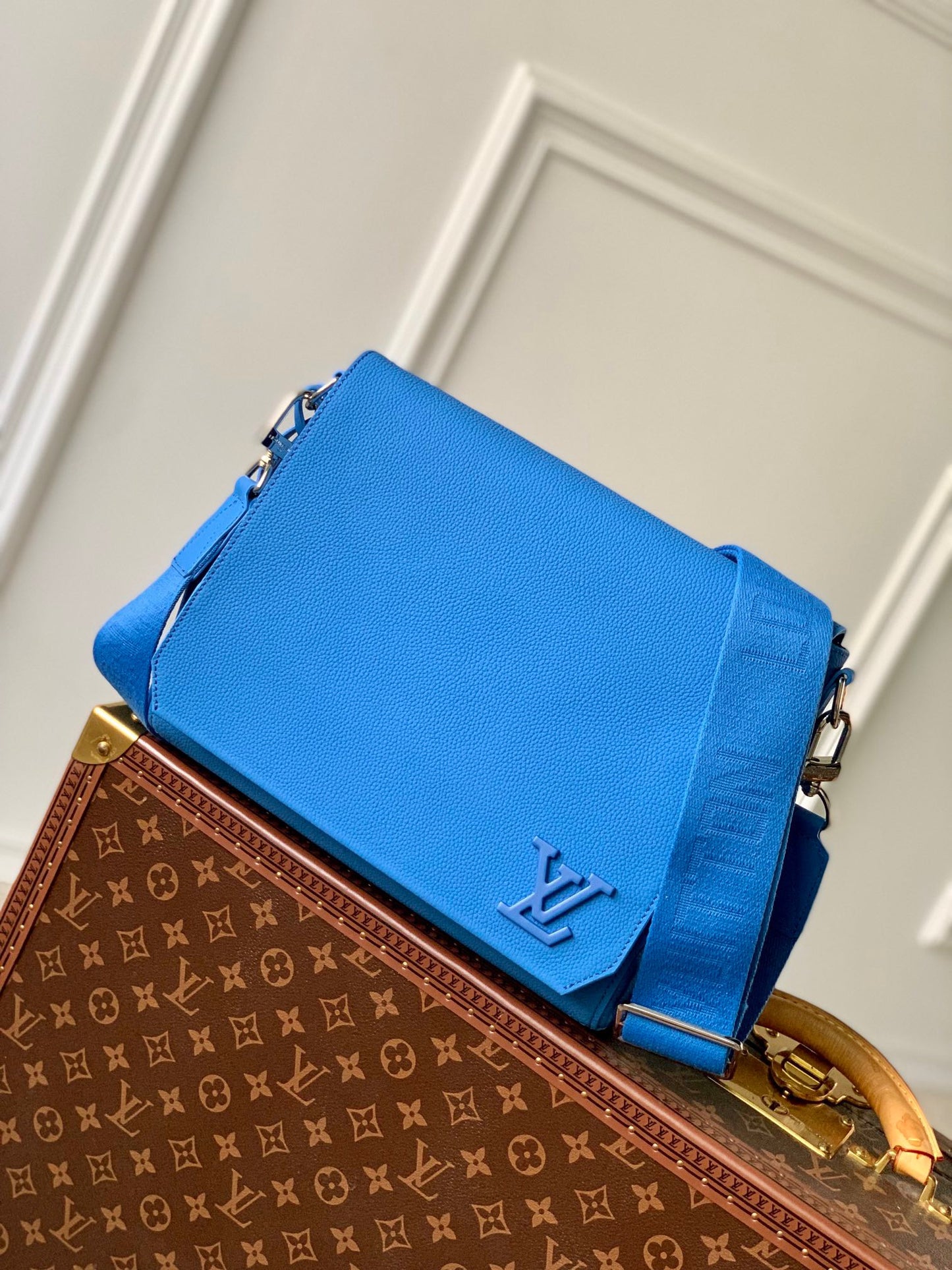 LOU TAKEOFF MESSENGER BAG