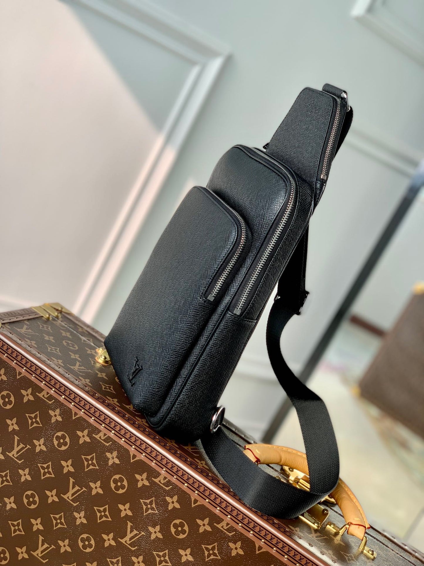 LOU AVENUE SLING BAG