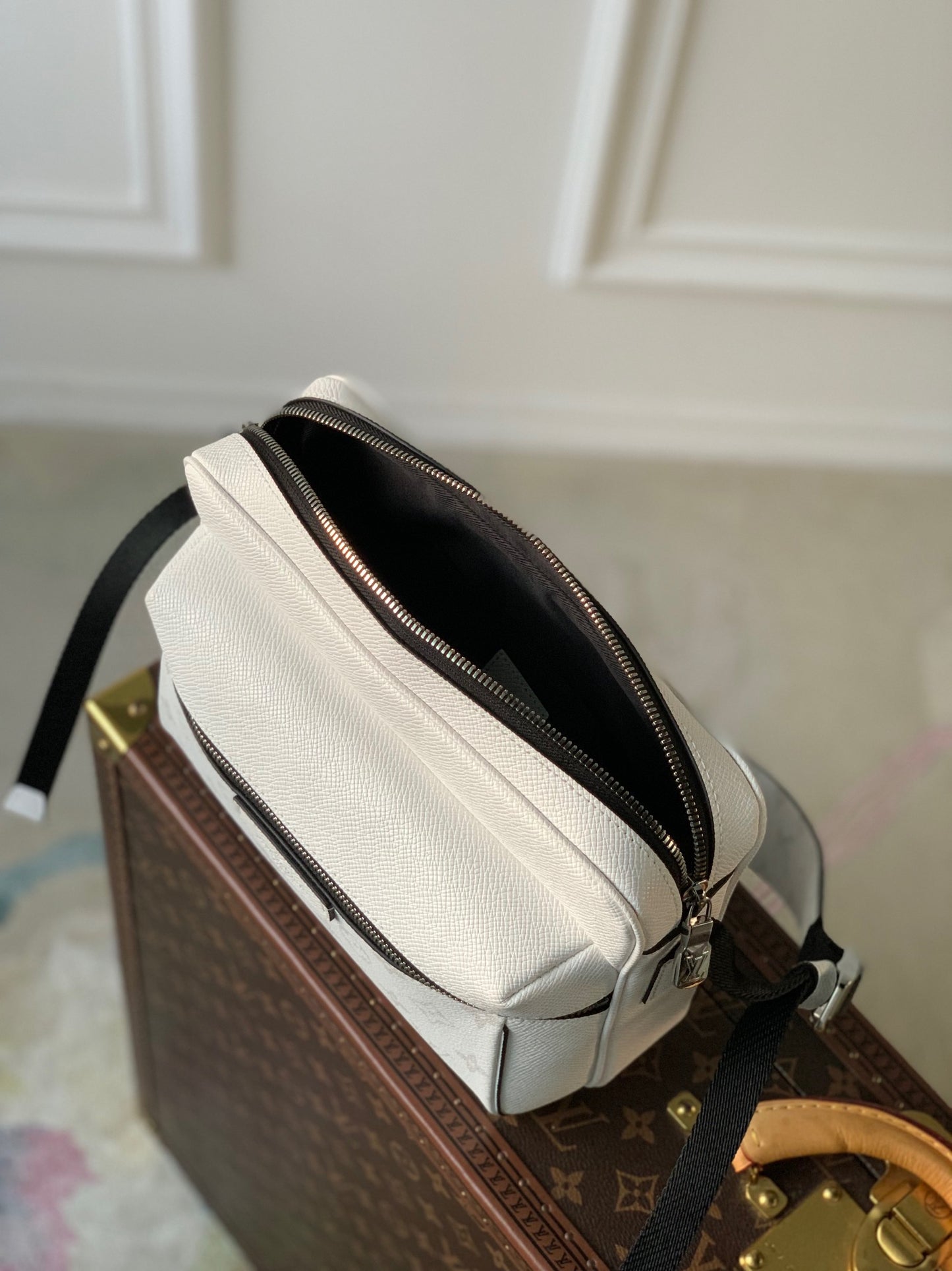 LOU OUTDOOR MESSENGER BAG