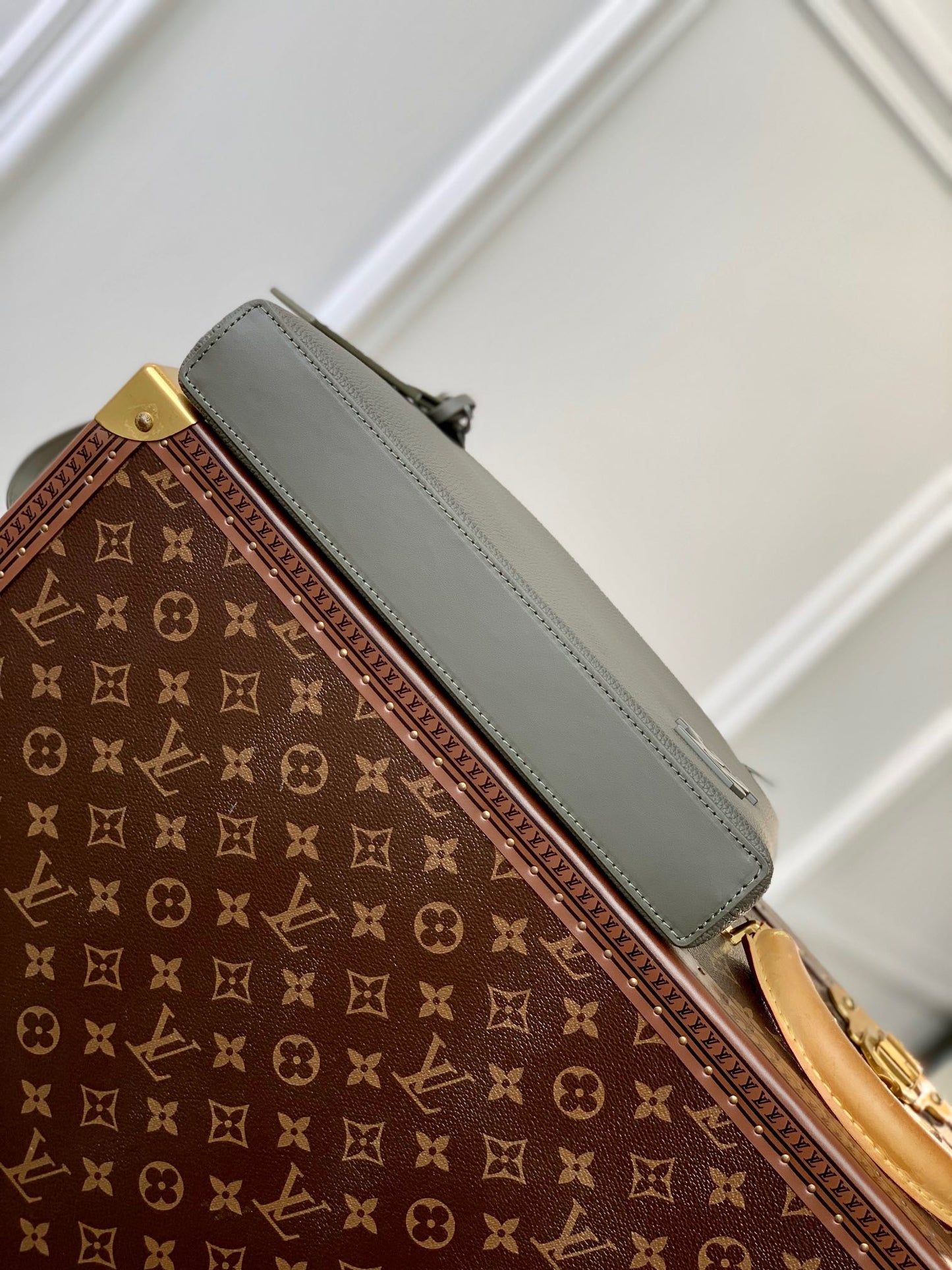LOU TAKEOFF POUCH
