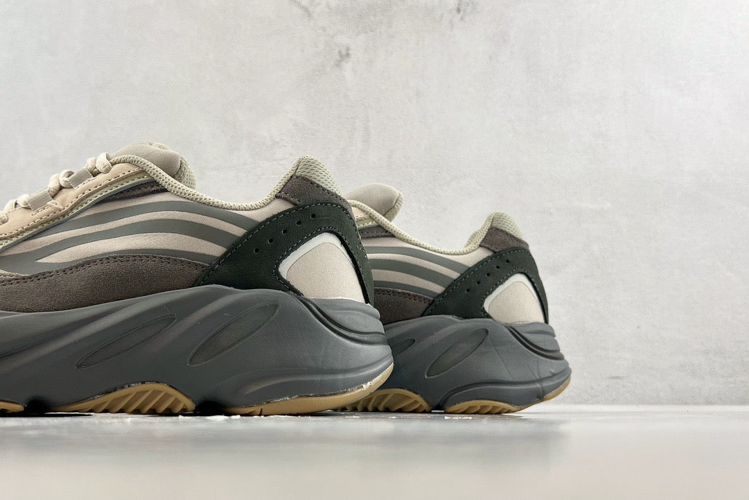 YEEZY BOOST 700 V2
