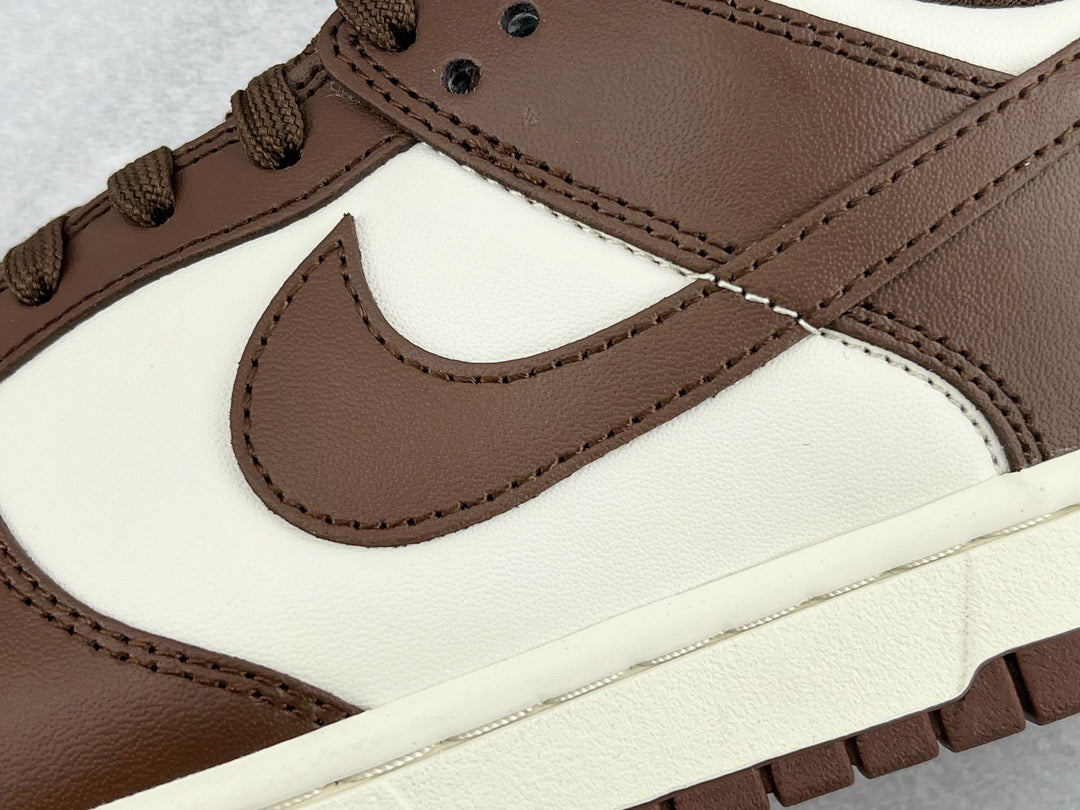 DUNK LOW SURFACES IN BROWN