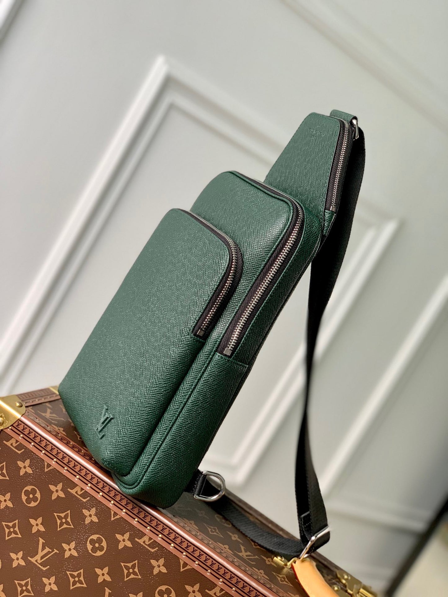 LOU AVENUE SLING BAG