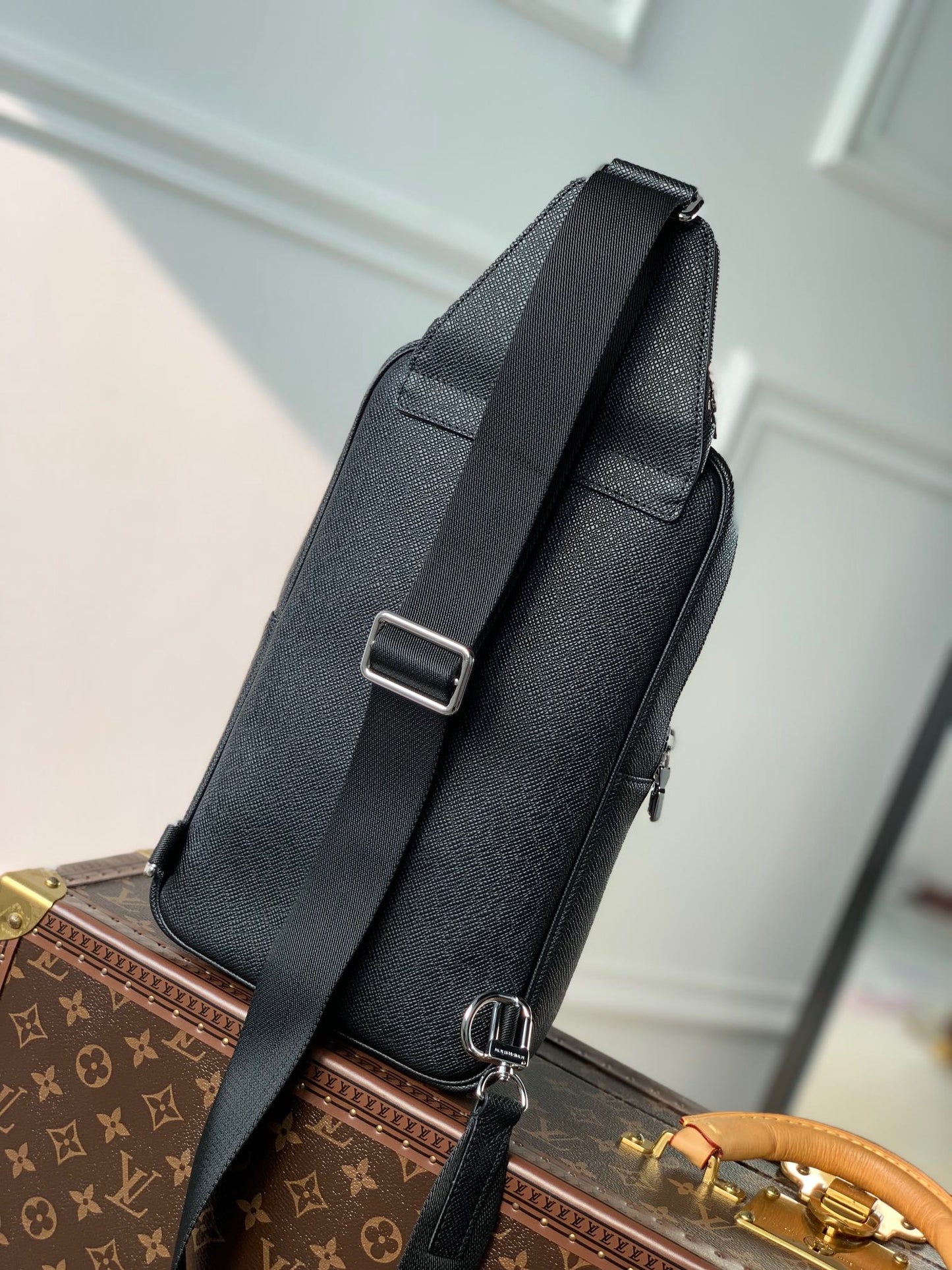 LOU AVENUE SLING BAG