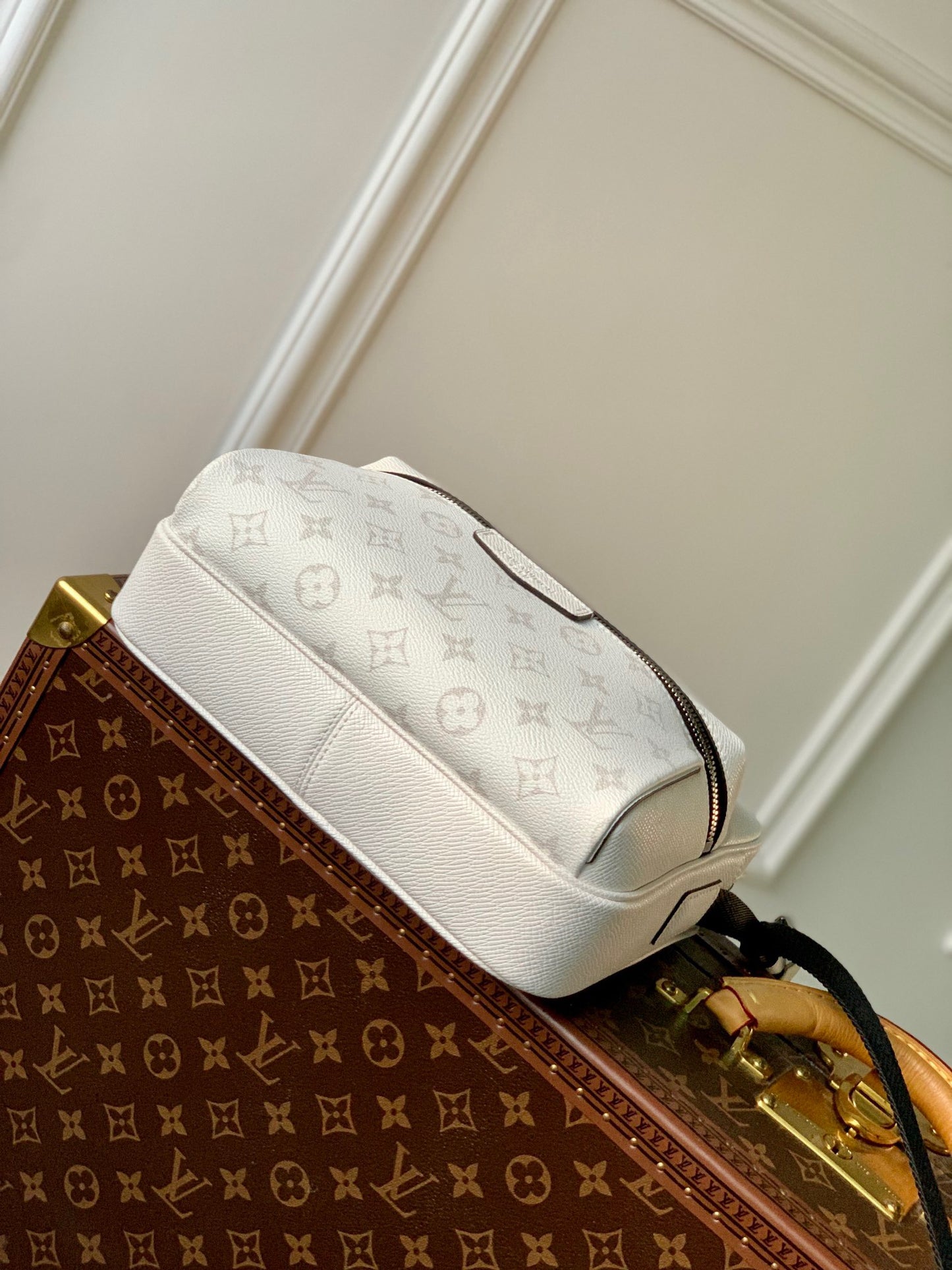 LOU OUTDOOR MESSENGER BAG
