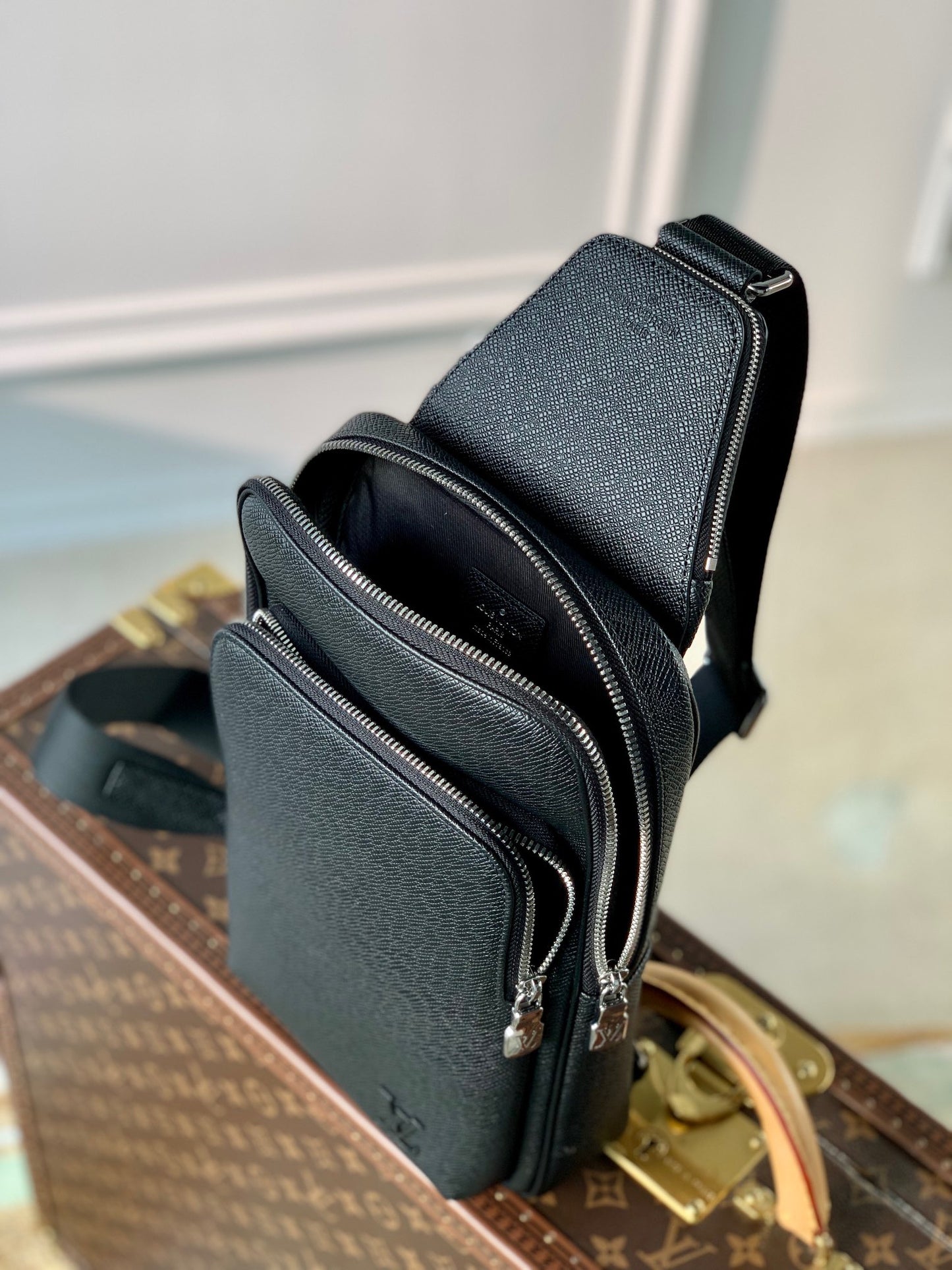LOU AVENUE SLING BAG