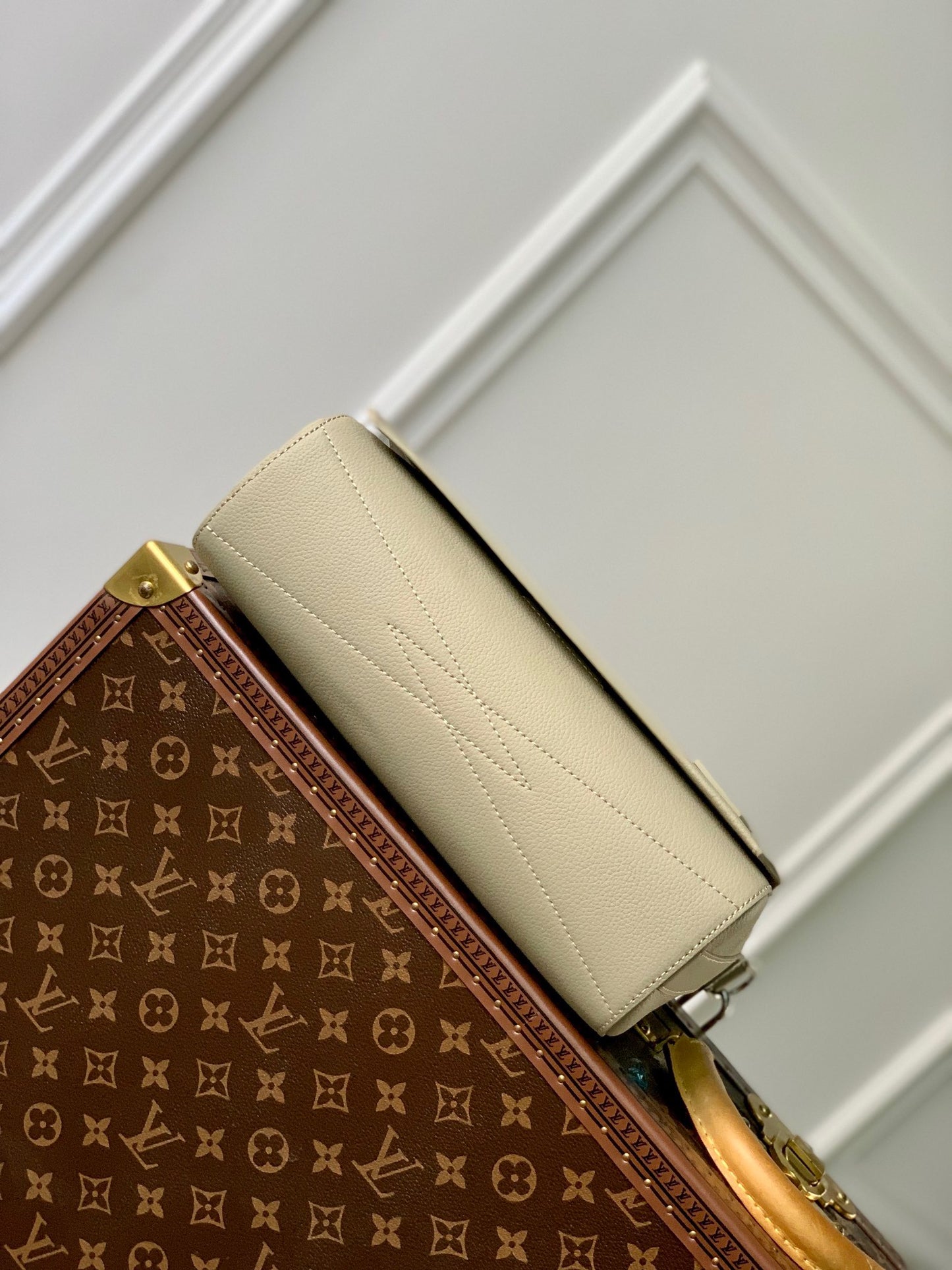 LOU TAKEOFF MESSENGER BAG