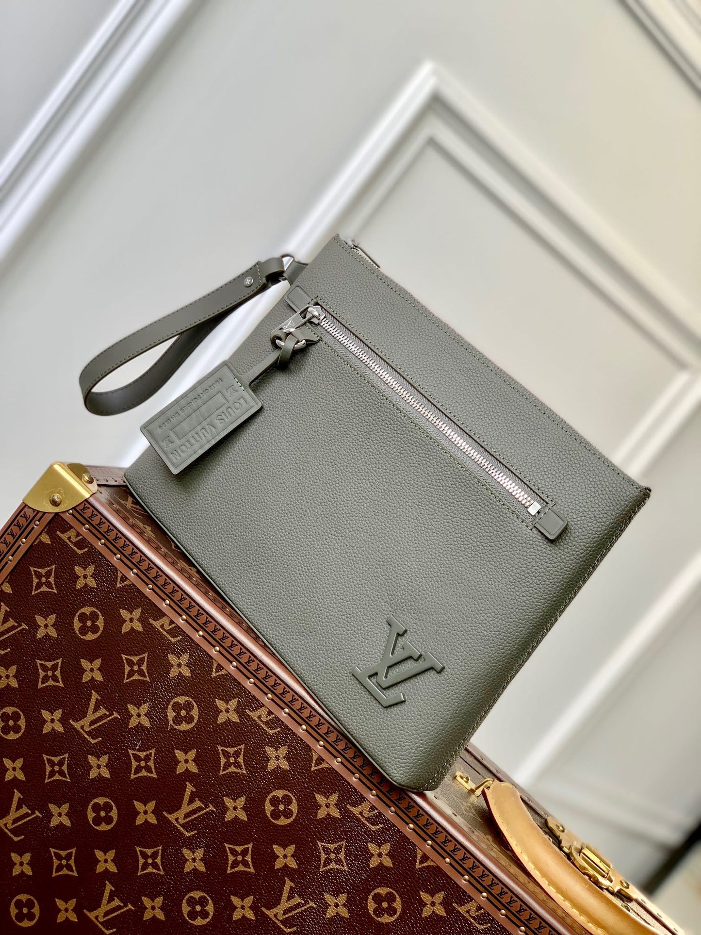 LOU TAKEOFF POUCH