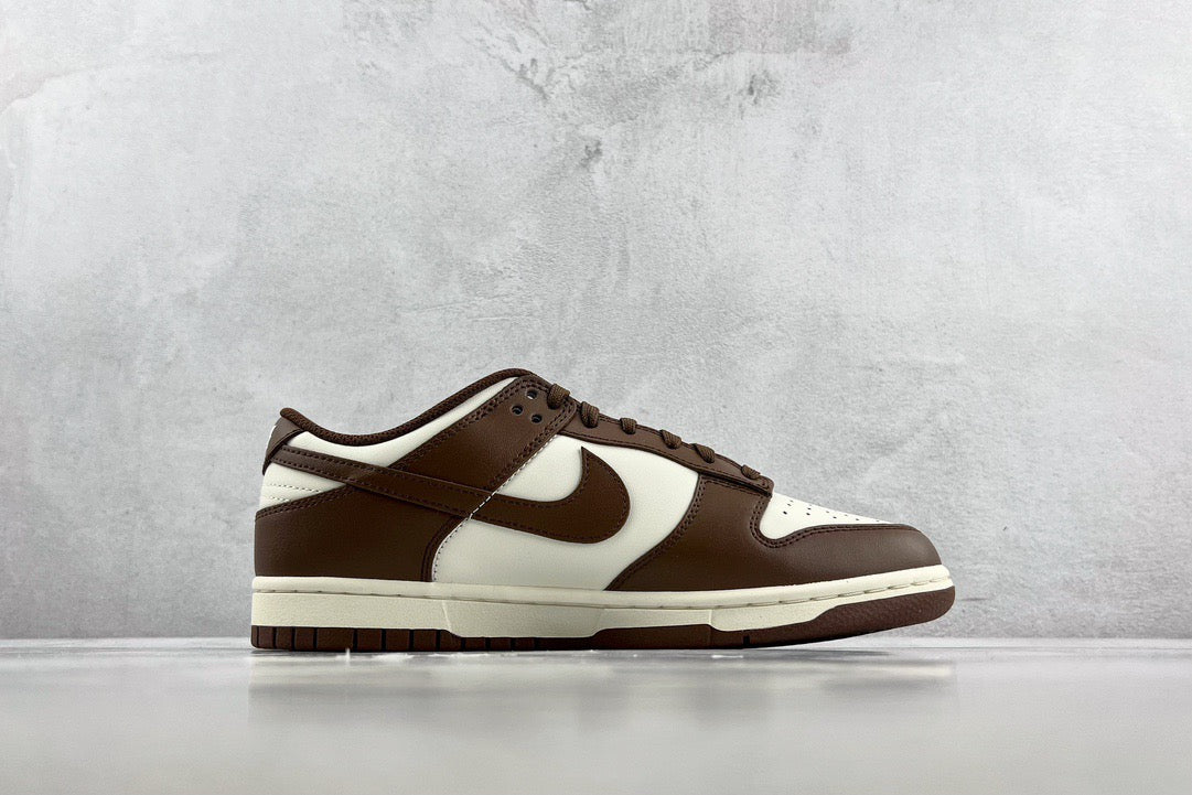 DUNK LOW SURFACES IN BROWN