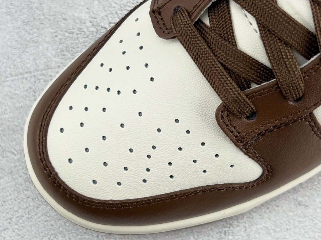 DUNK LOW SURFACES IN BROWN
