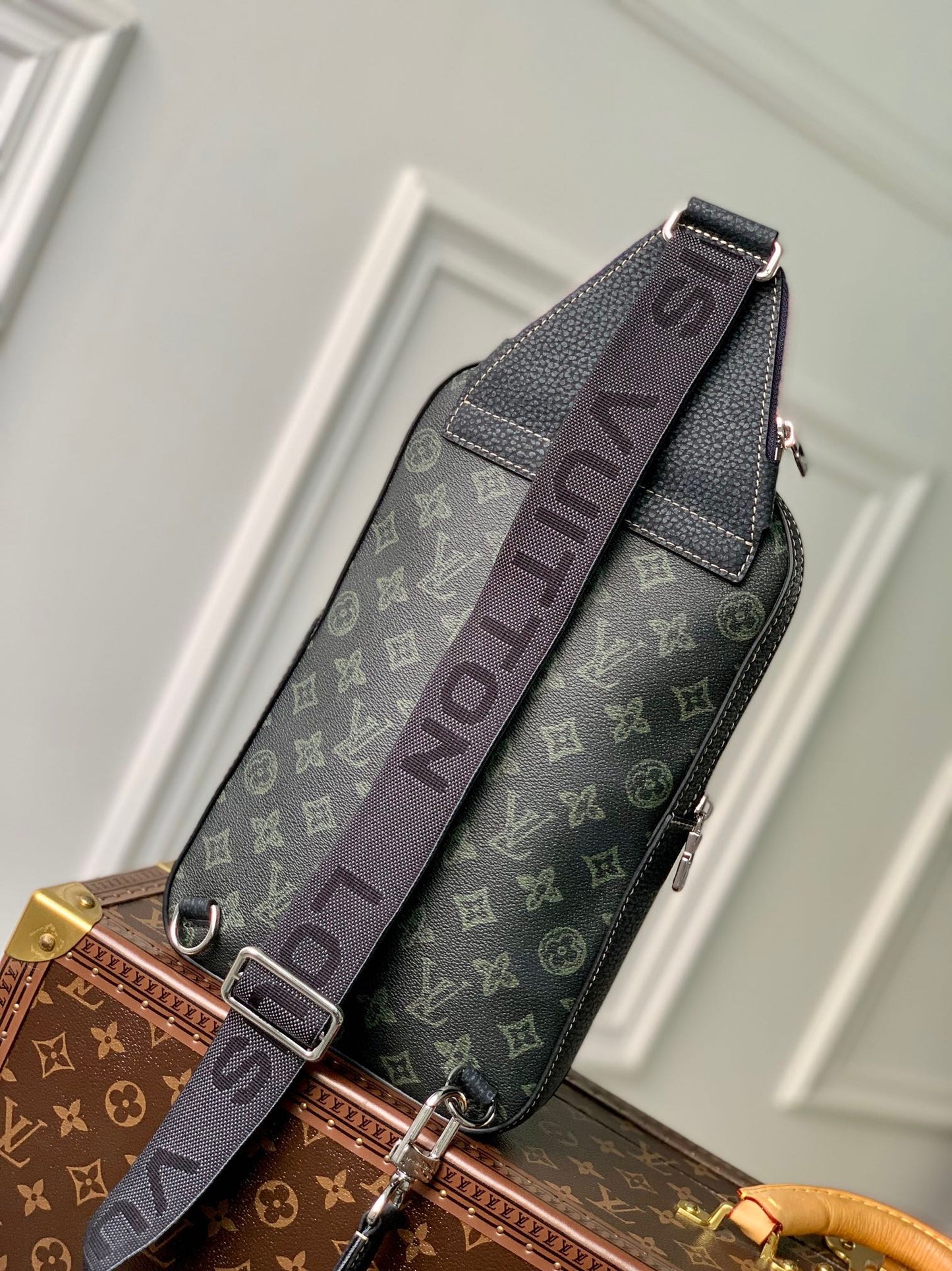 LOU AVENUE SLINGBAG