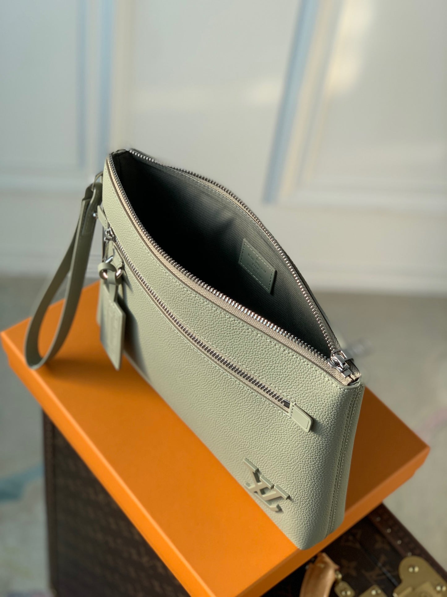 LOU TAKEOFF POUCH