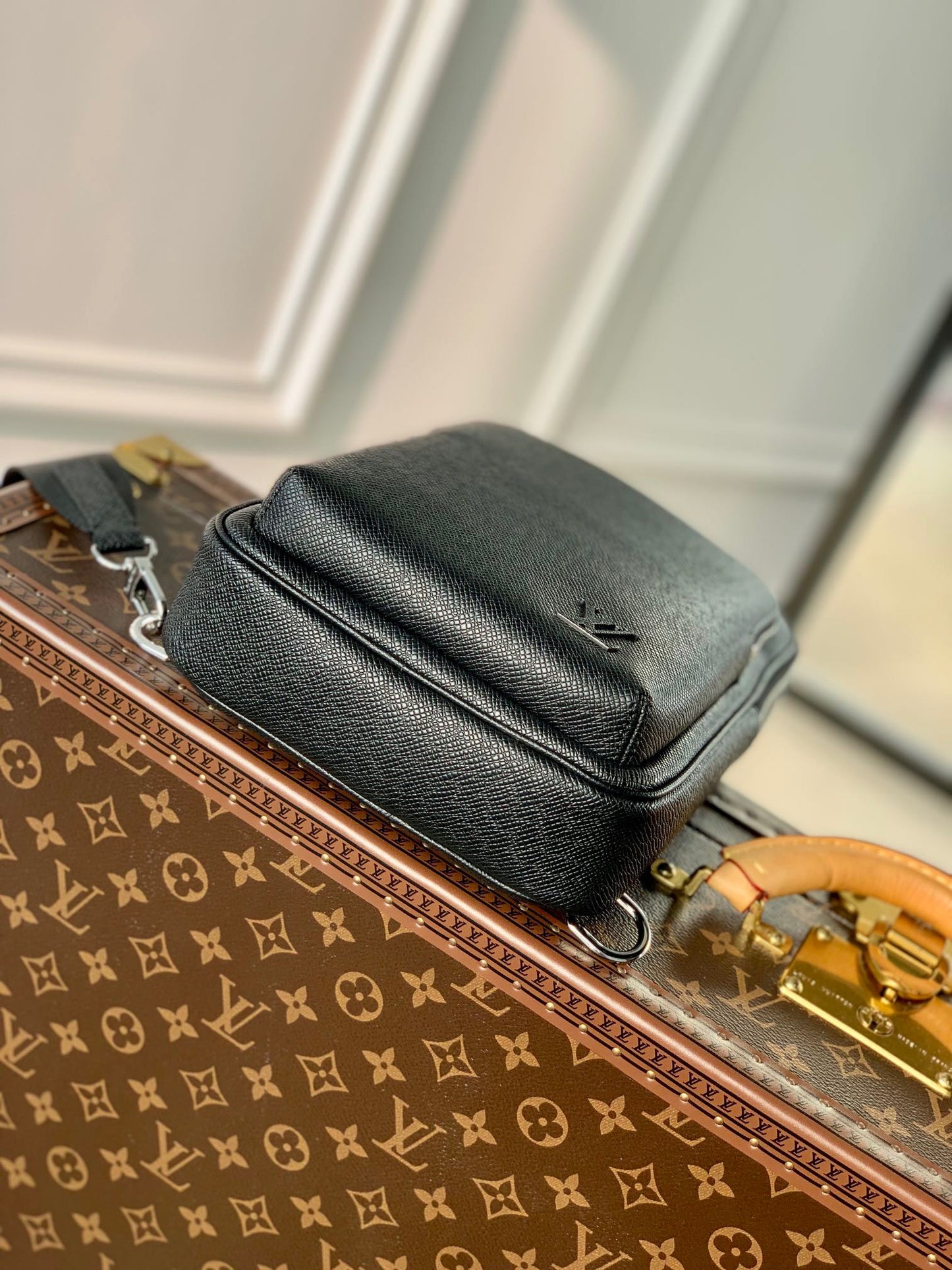 LOU AVENUE SLING BAG